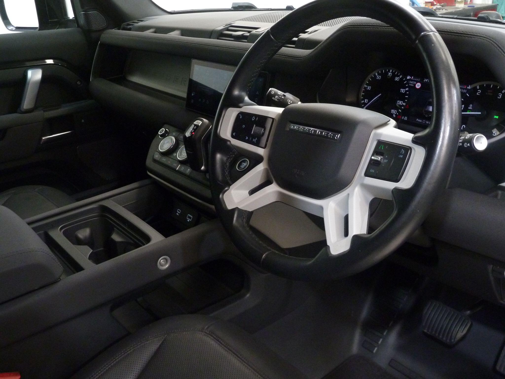 Land Rover Defender 110 3.0 D250  X-Dynamic S   <br/><br/>HAWKE BLACK EDITION