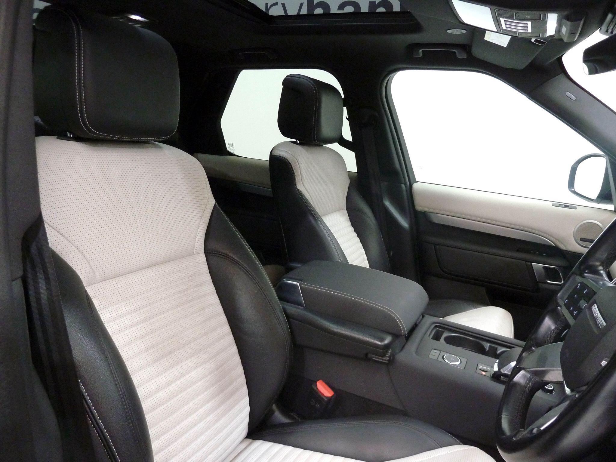 Land Rover Discovery 3.0   Metropolitan Edition   <br/><br/>PAN ROOF + BLACK PACK + STEPS