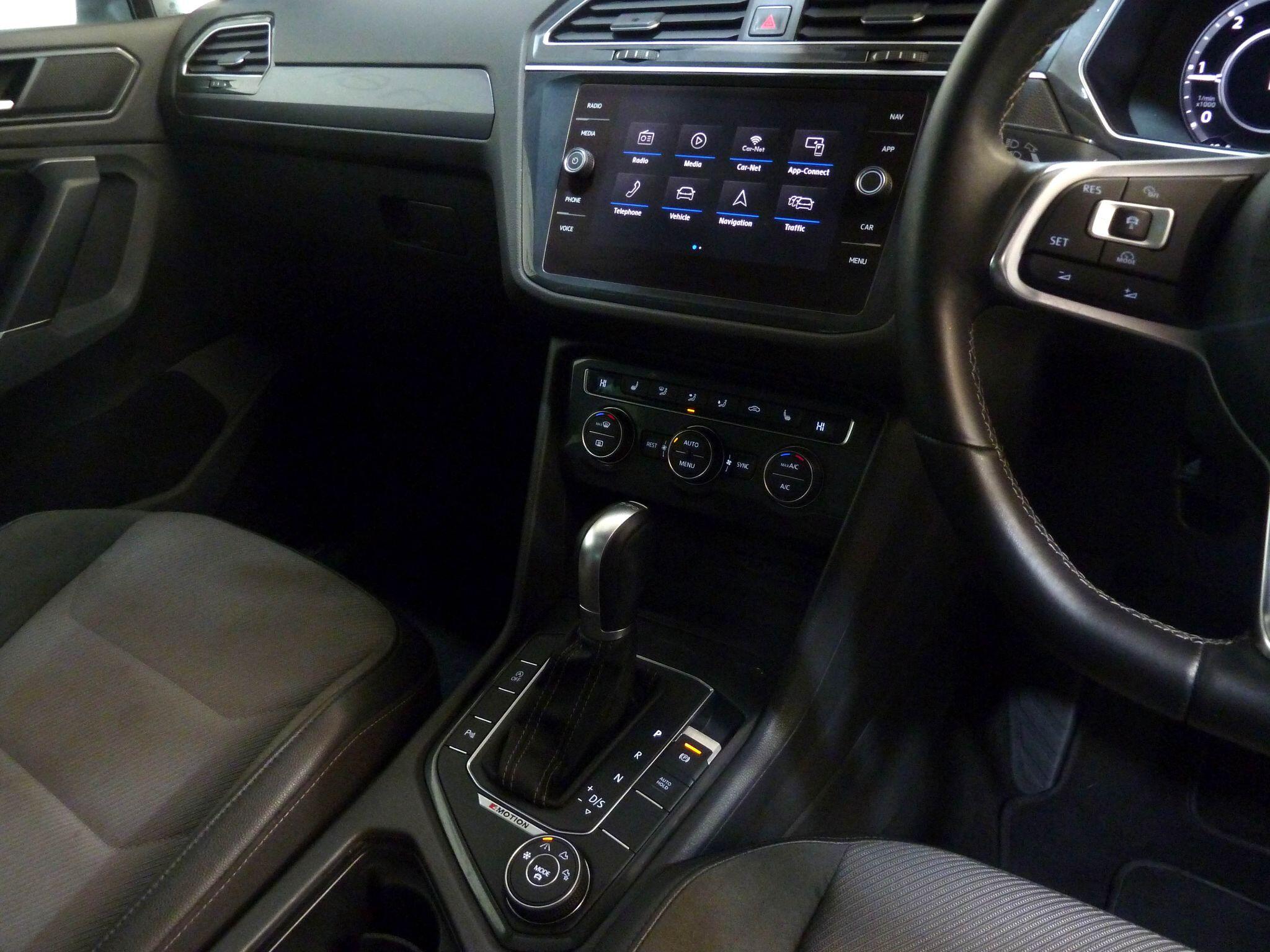 Volkswagen Tiguan 2.0 TDI BlueMotion Tech R-Line SUV  Diesel DSG 4Motion   (150 ps)<br/><br/>PAN ROOF + SAT NAV + AUTO