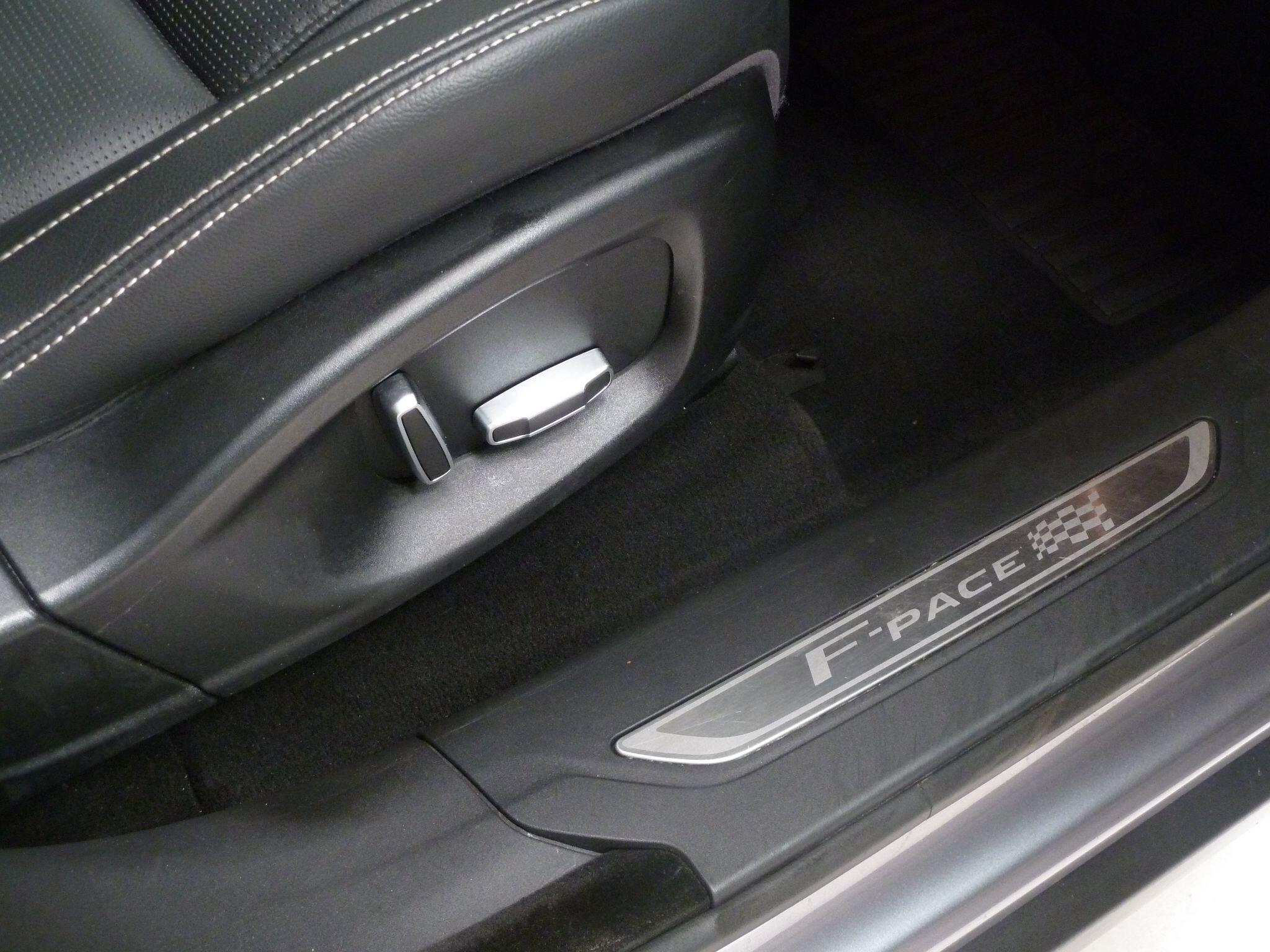 Jaguar F-PACE 2.0 D180 Chequered FlagAWD   <br/><br/>PAN ROOF + BLACK DESIGN PACK