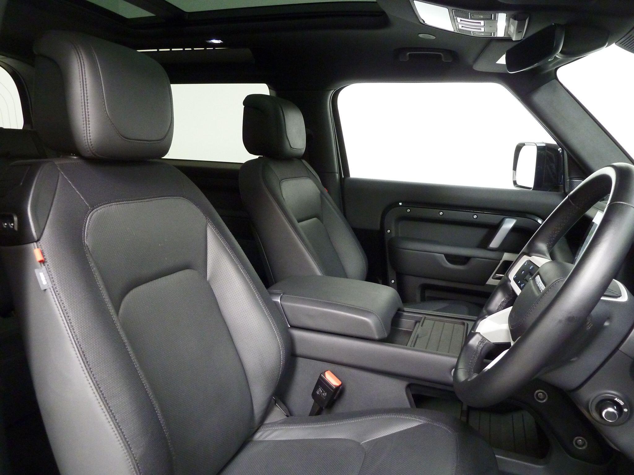 Land Rover Defender 90 3.0 D250  X-Dynamic HSE   <br/><br/>HAWKE BLACK EDITION 90