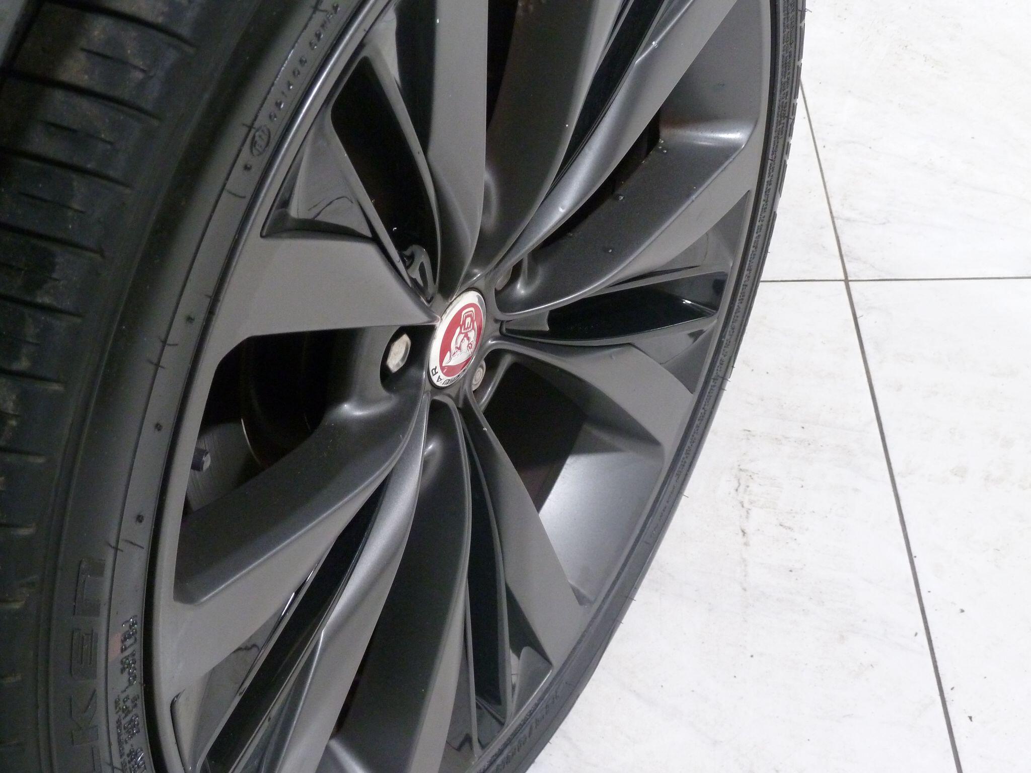 Jaguar F-PACE 2.0 P300 R-SportAWD   <br/><br/>BLACK PACK + 22″ ALLOY WHEELS