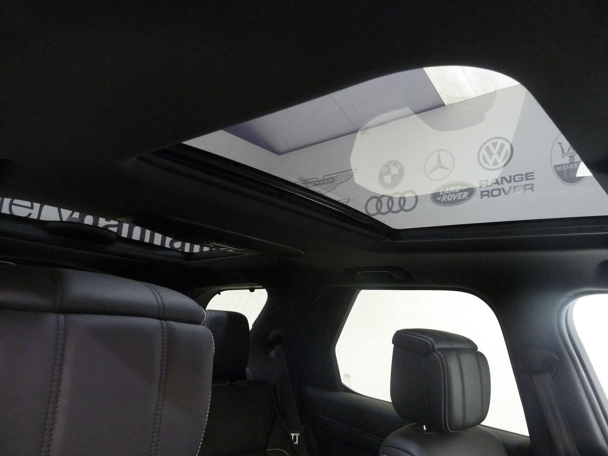 Land Rover Discovery 3.0   Metropolitan Edition   <br/><br/>PAN ROOF + BLACK PACK +HEAD UP