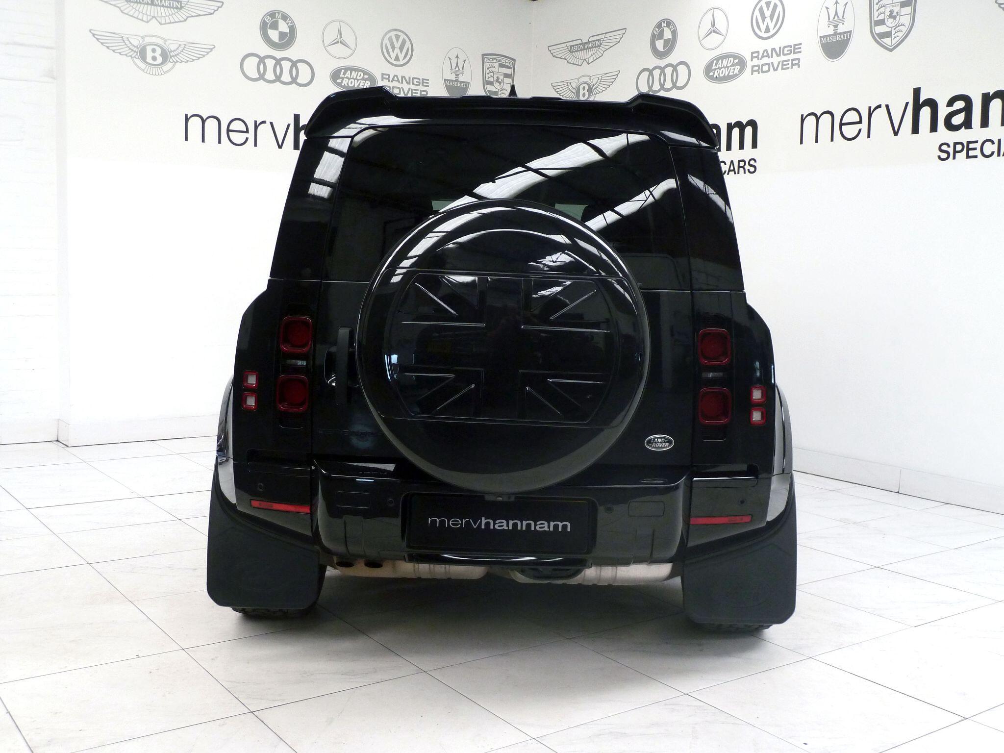 Land Rover Defender 110 2.0 SD4   <br/><br/>PAN ROOF + BLACK PACK + STEPS