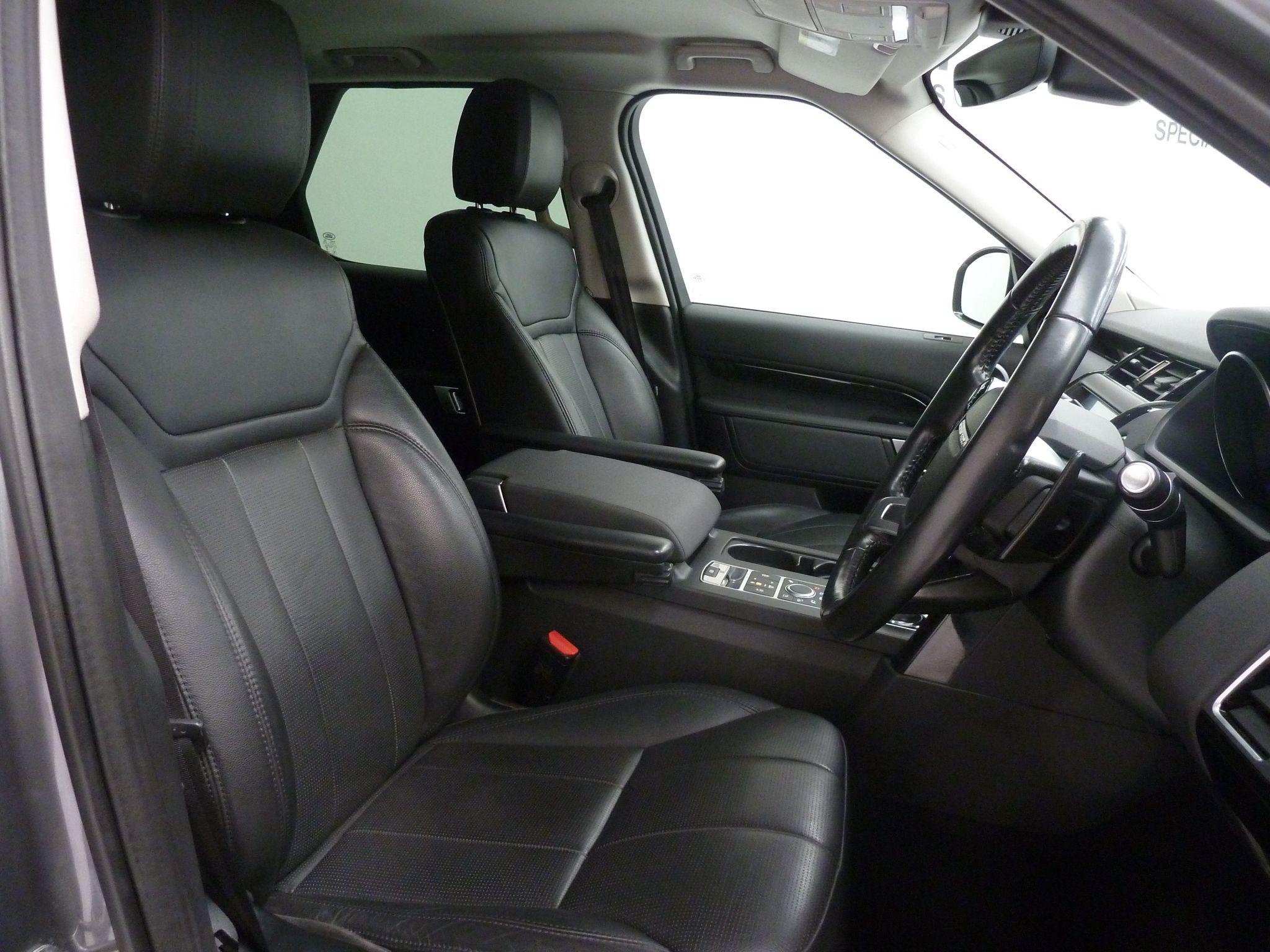 Land Rover Discovery 3.0 SD V6 SE   <br/><br/>BLACK PACK + SIDE STEPS