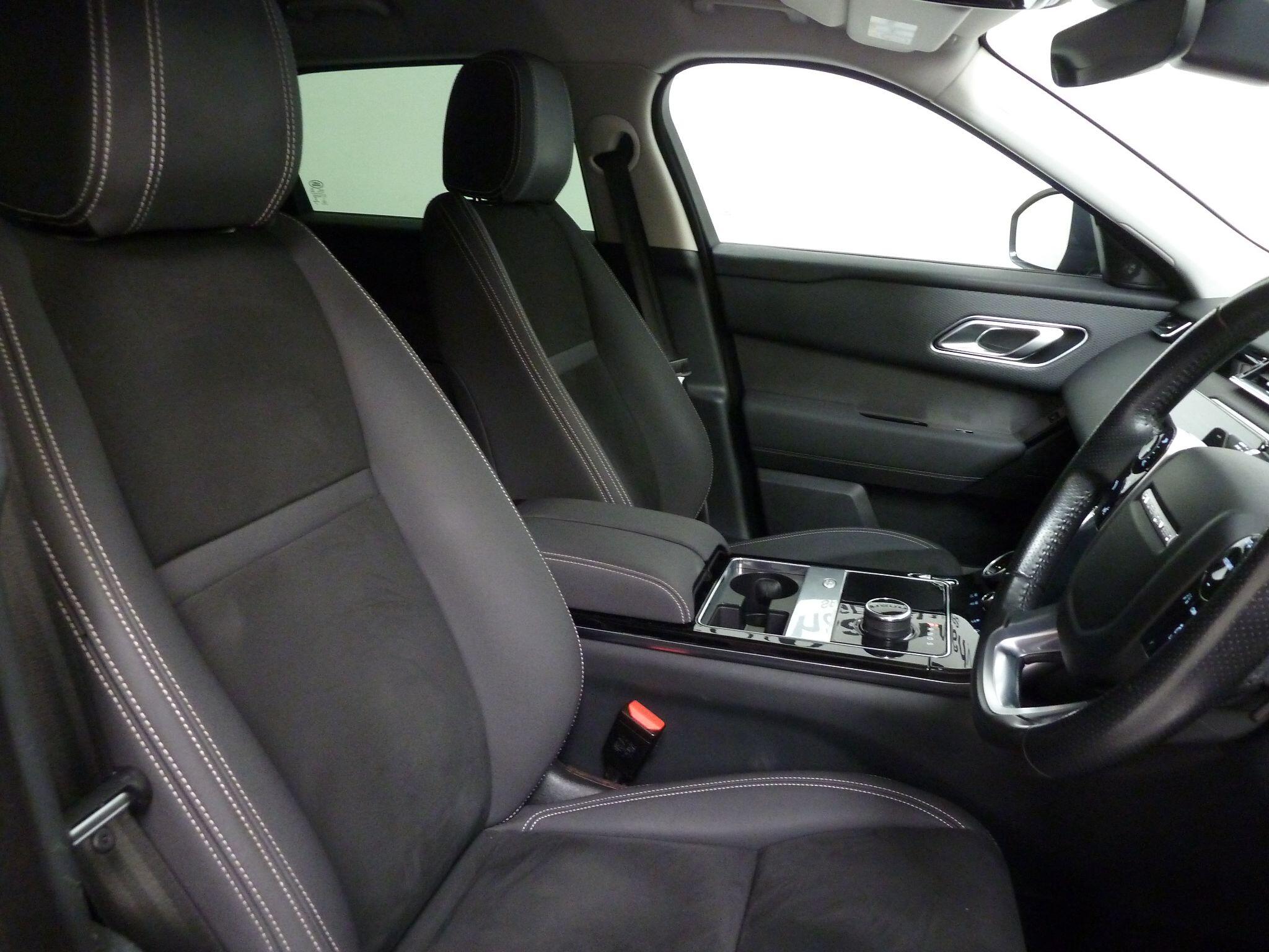 Land Rover Range Rover Velar 2.0 D200    <br/><br/>BLACK EXTERIOR DESIGN PACK