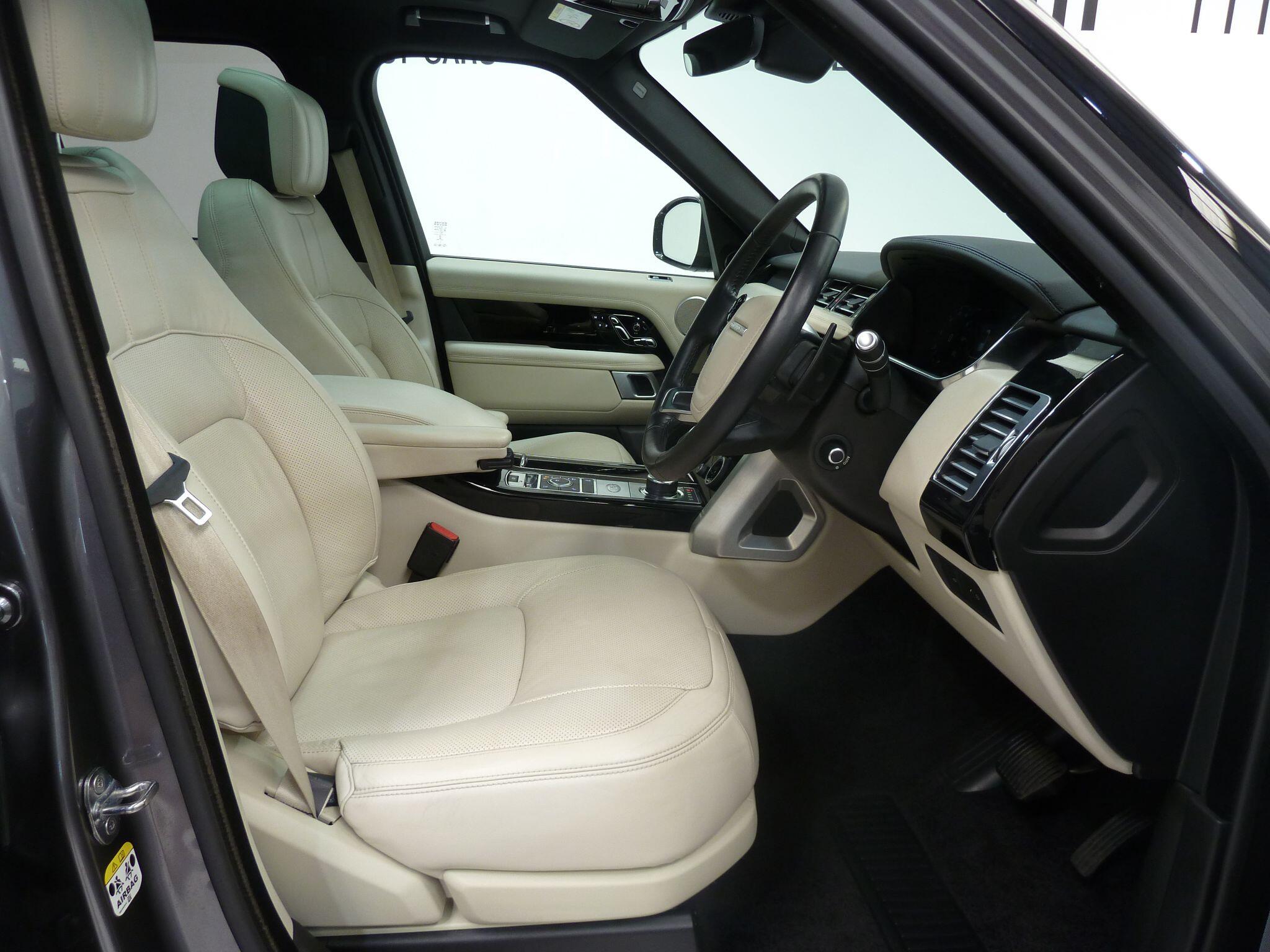 Land Rover Range Rover 3.0 P400  Vogue   <br/><br/>PAN ROOF + BLACK PACK + TV