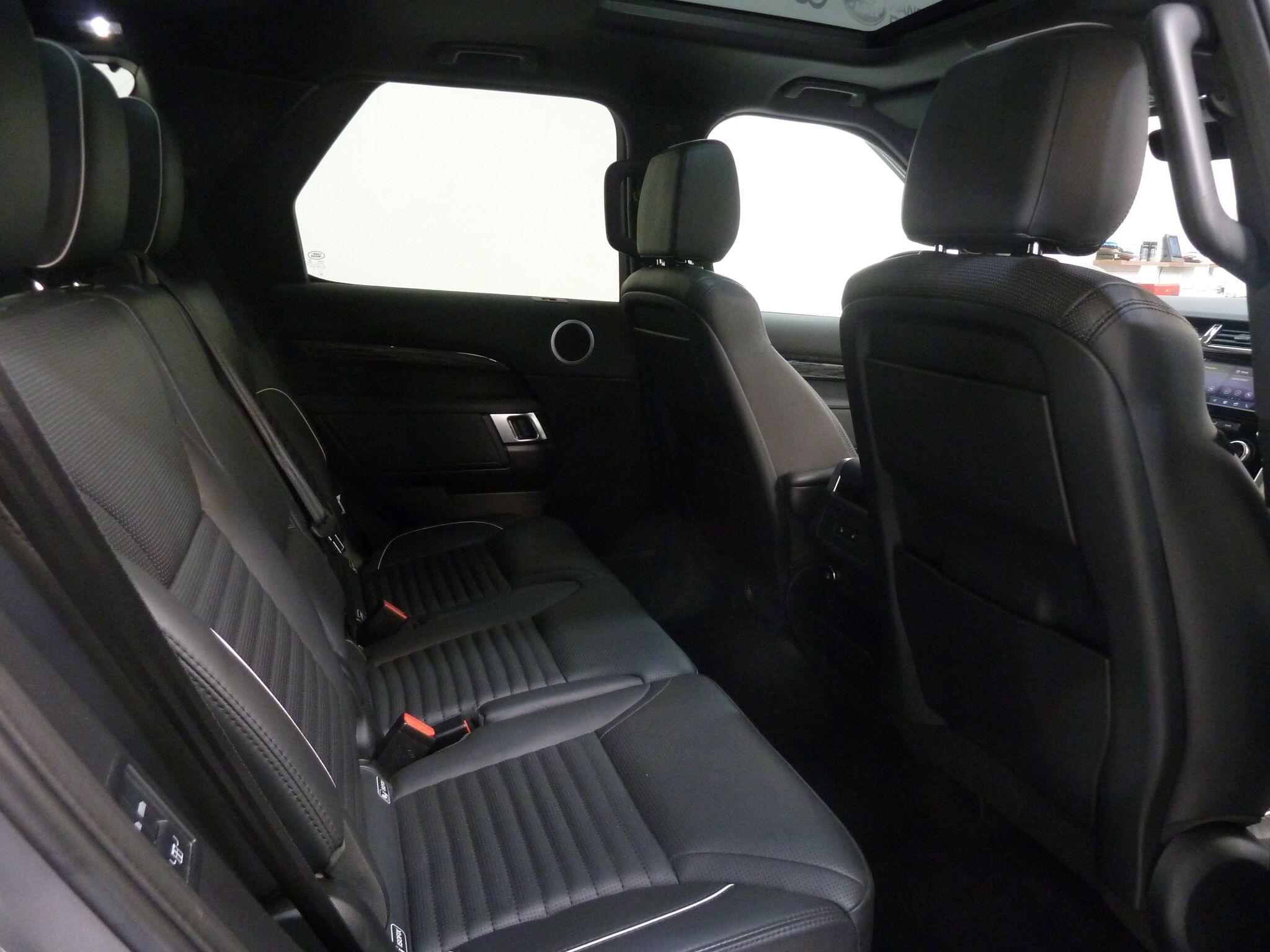 Land Rover Discovery 3.0 SD V6 HSE   <br/><br/>PAN ROOF + BLACK PACK + STEPS