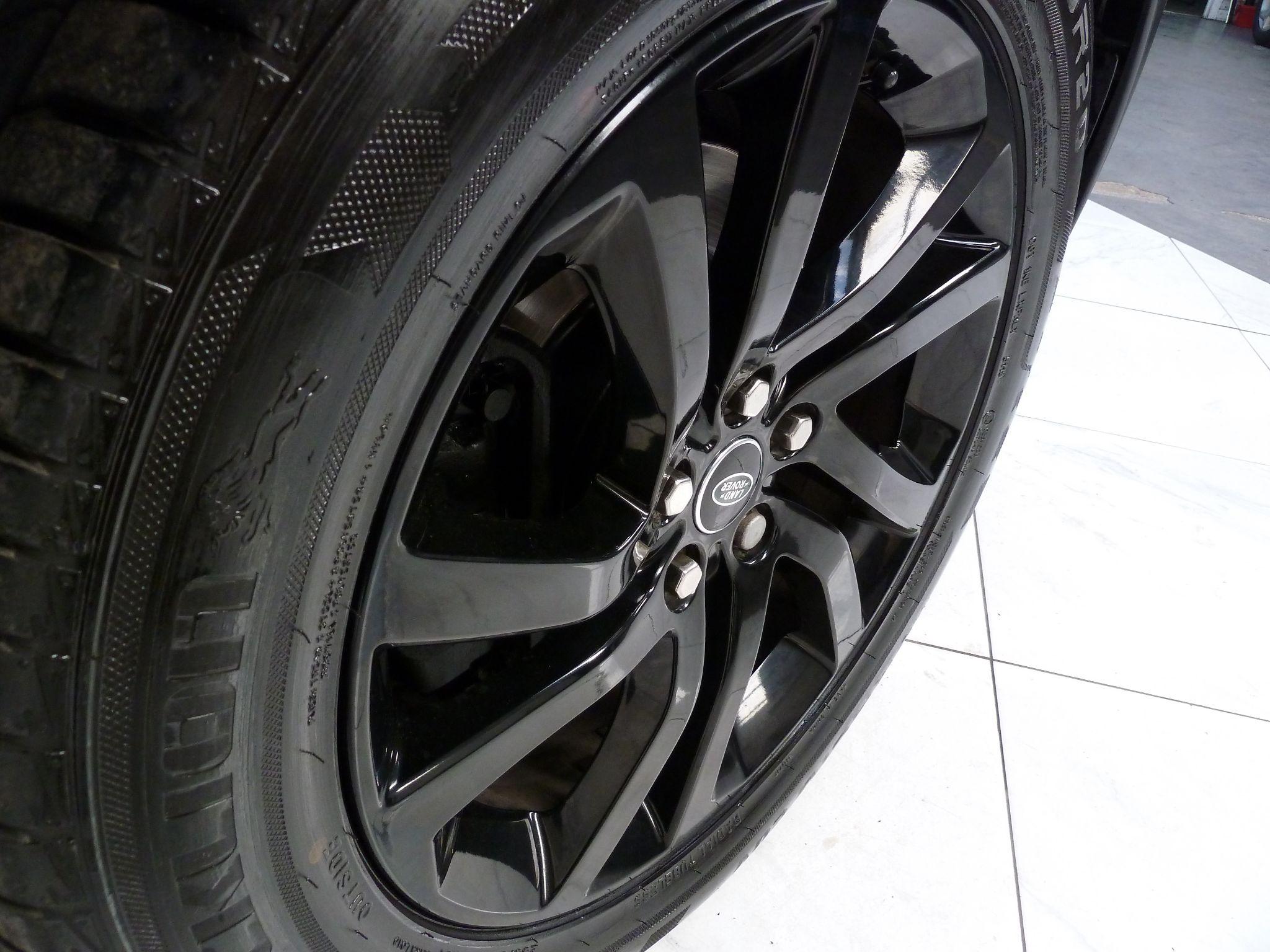 Land Rover Discovery 3.0 SD V6 SE   <br/><br/>BLACK EXTERIOR DESIGN PACK
