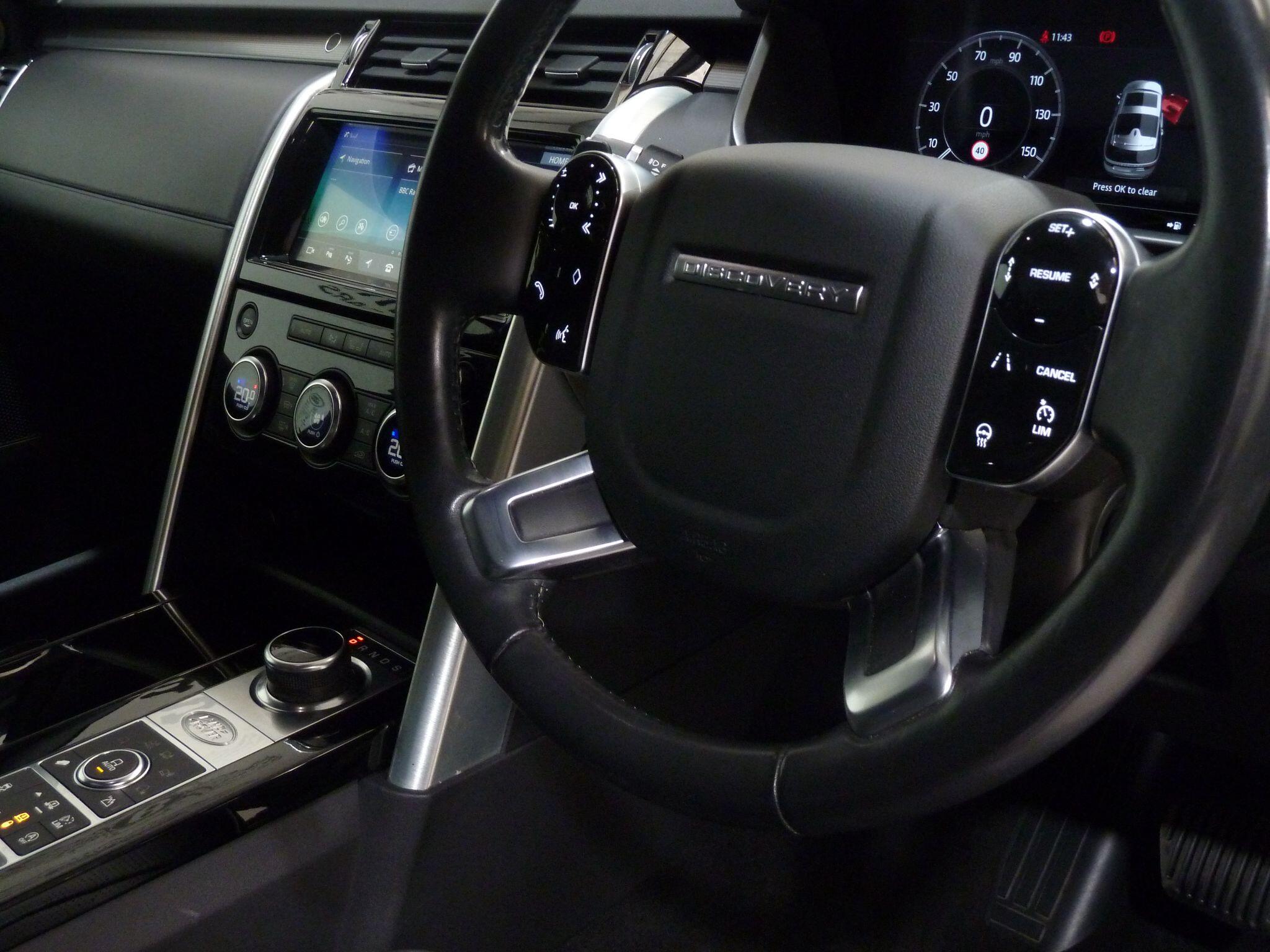 Land Rover Discovery 3.0 SD V6 HSE   <br/><br/>PAN ROOF + BLACK PACK