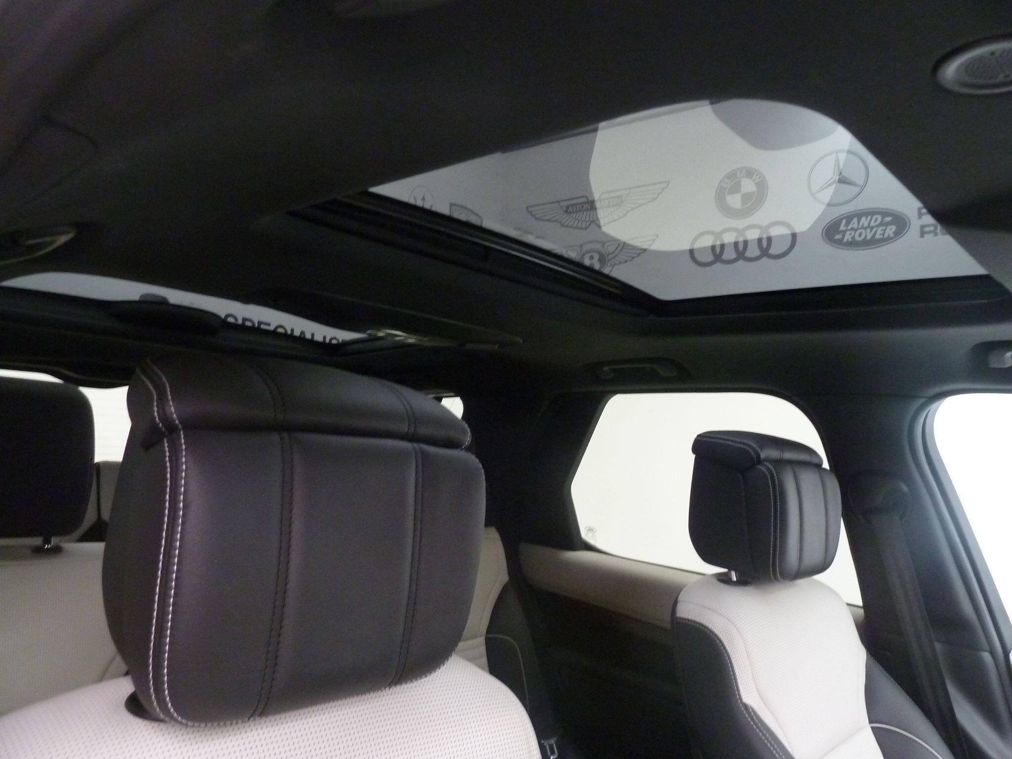 Land Rover Discovery 3.0   Metropolitan Edition   <br/><br/>PAN ROOF + BLACK PACK + STEPS