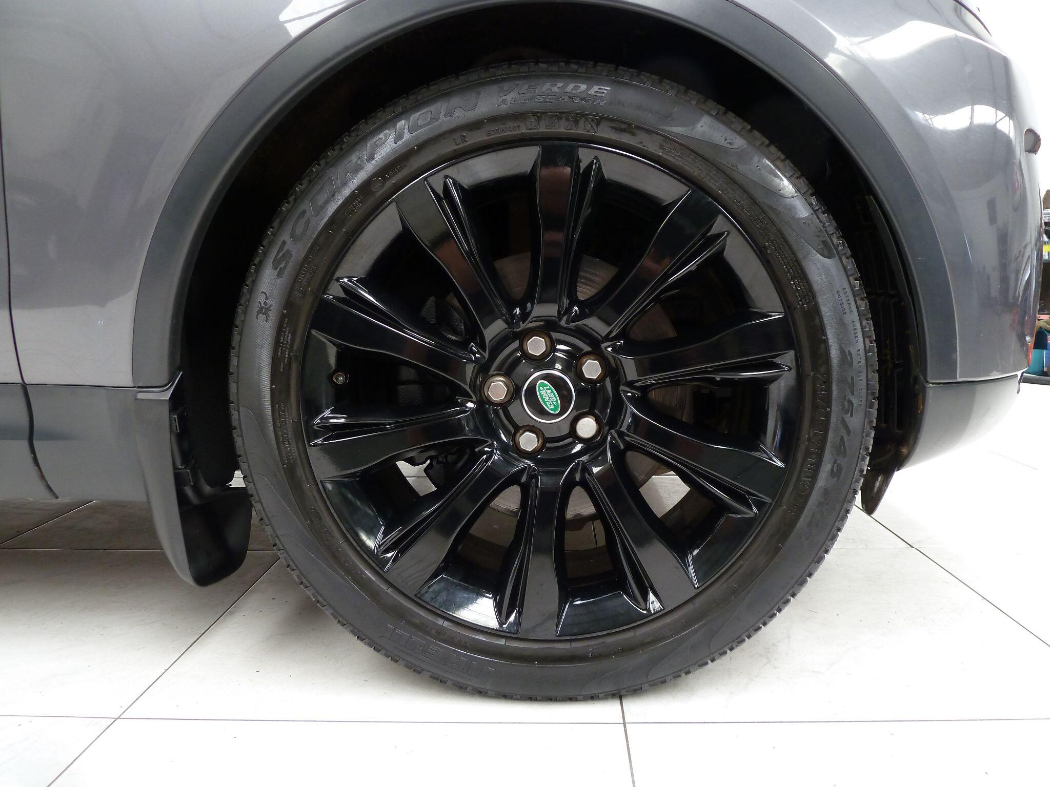 Land Rover Discovery 3.0 SD V6 HSE   <br/><br/>PAN ROOF + BLACK PACK