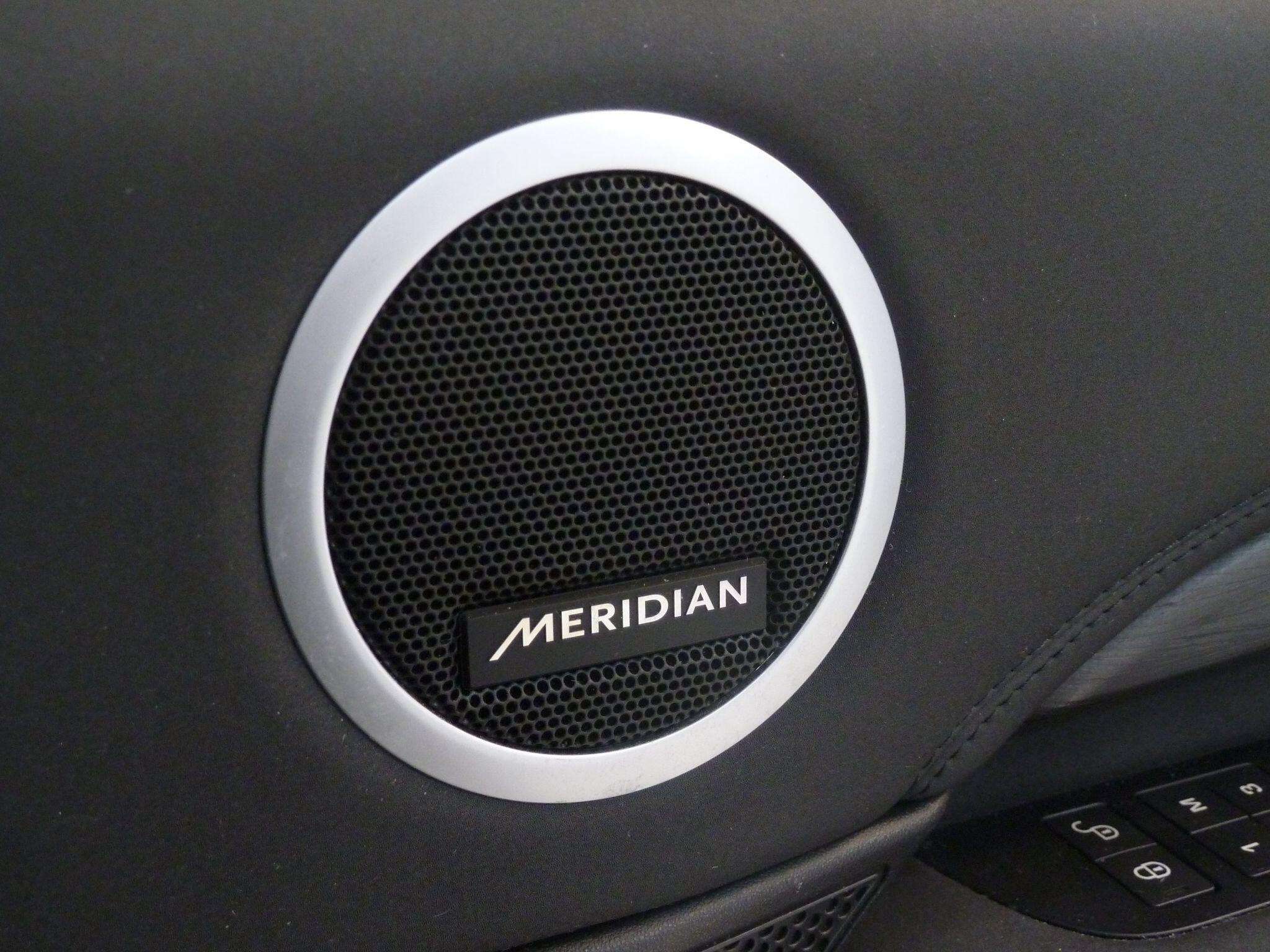 Land Rover Discovery 3.0 TD V6 HSE SUV  Diesel   (258 ps)<br/><br/>PAN ROOF + BLACK PACK + STEPS