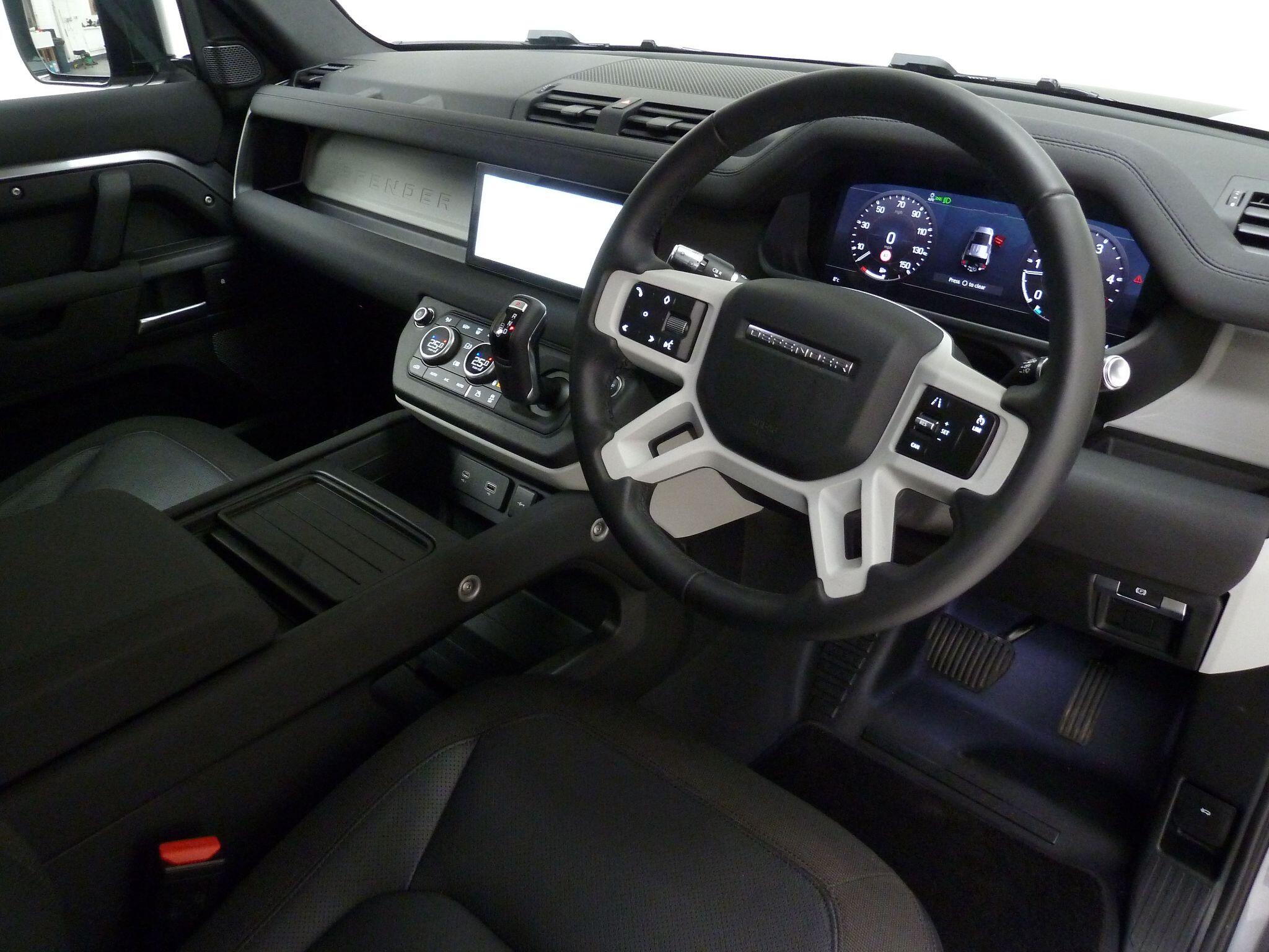 Land Rover Defender 110 2.0 SD4 S SUV  Diesel   (200 ps)<br/><br/>BLACK PACK +STEPS +ROOF LIGHTS