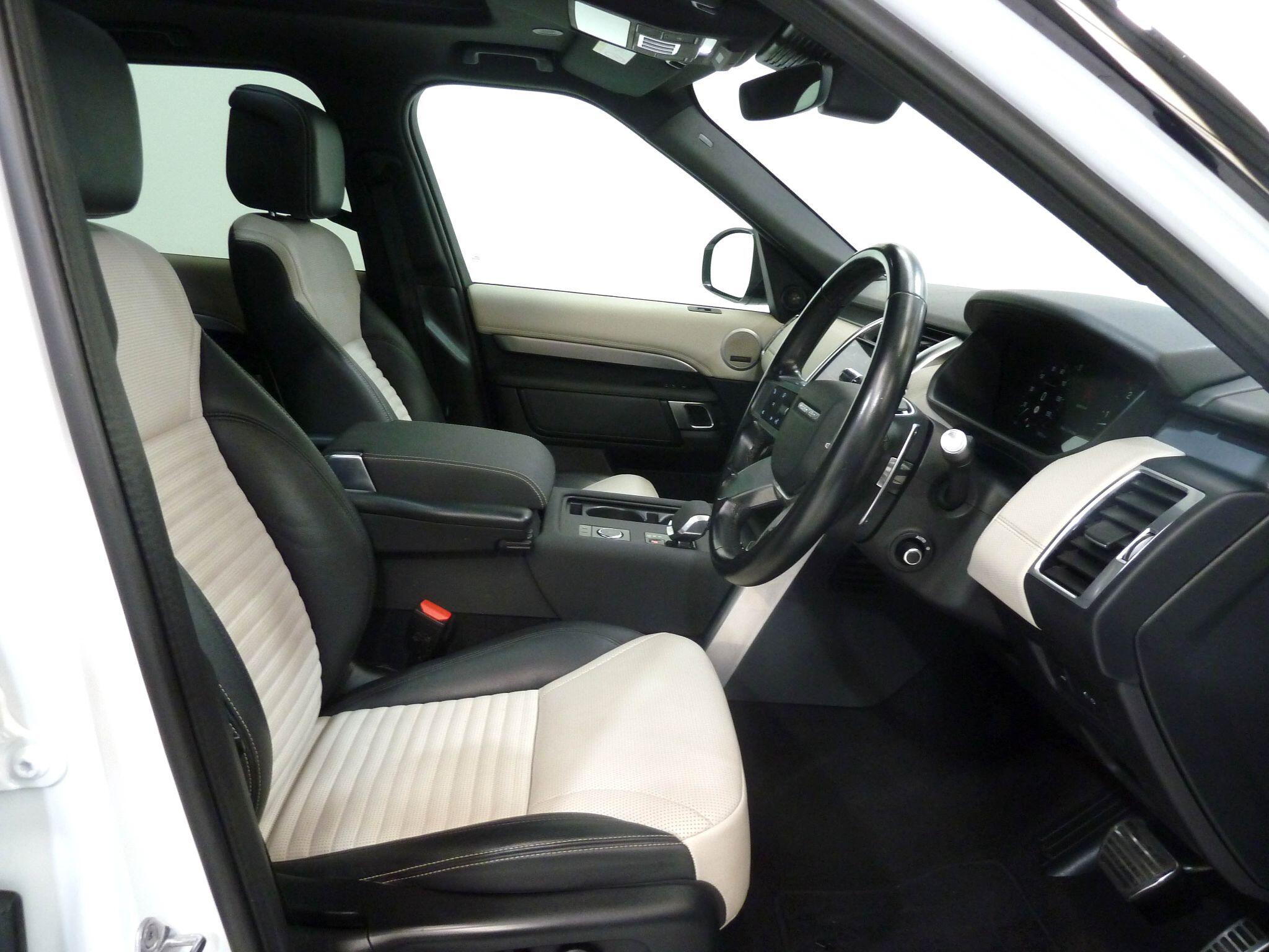 Land Rover Discovery 3.0   Metropolitan Edition   <br/><br/>PAN ROOF + BLACK PACK + STEPS