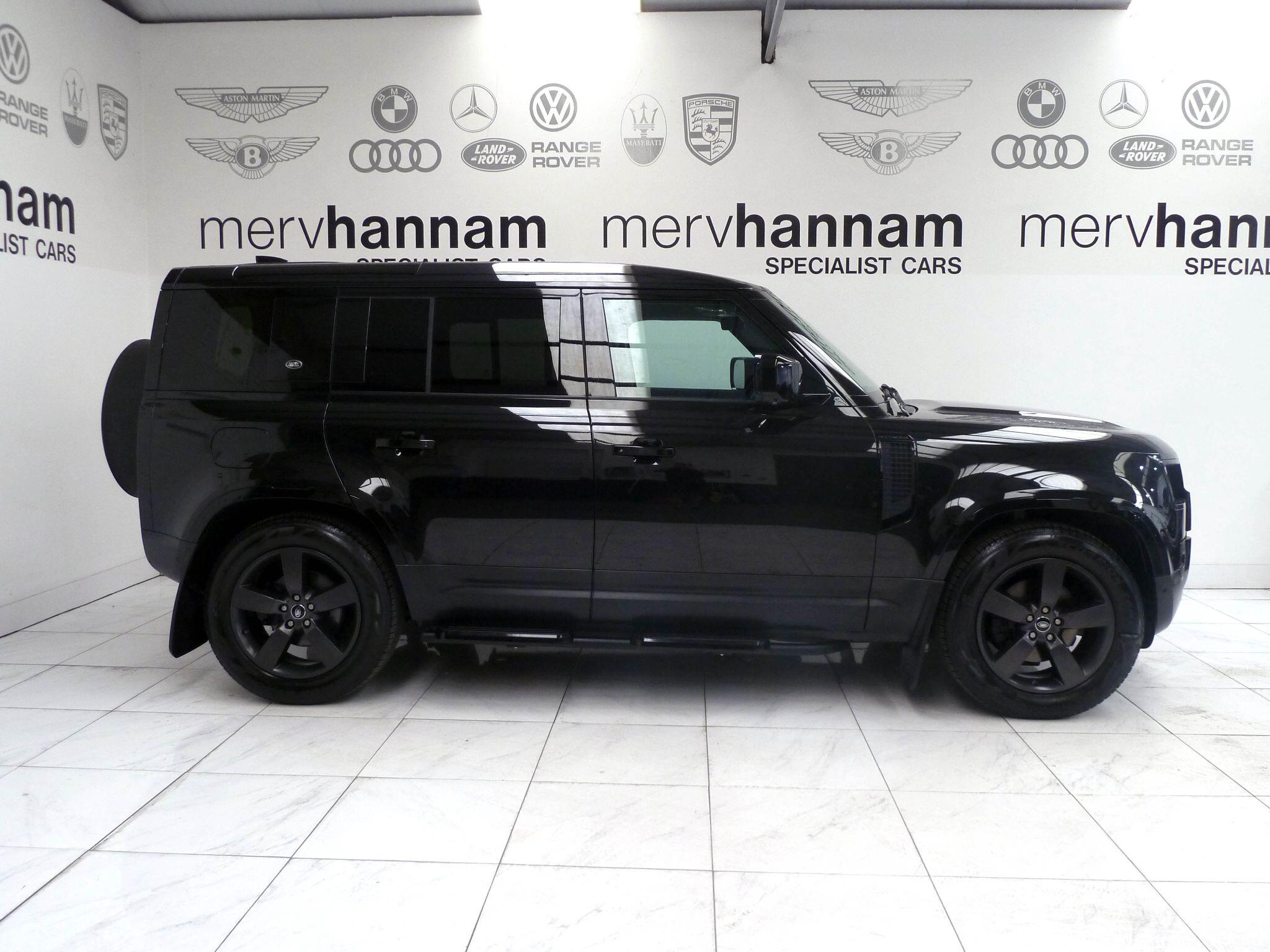 Land Rover Defender 110 2.0 SD4 S   <br/><br/>BLACK DESIGN PACK + STEPS
