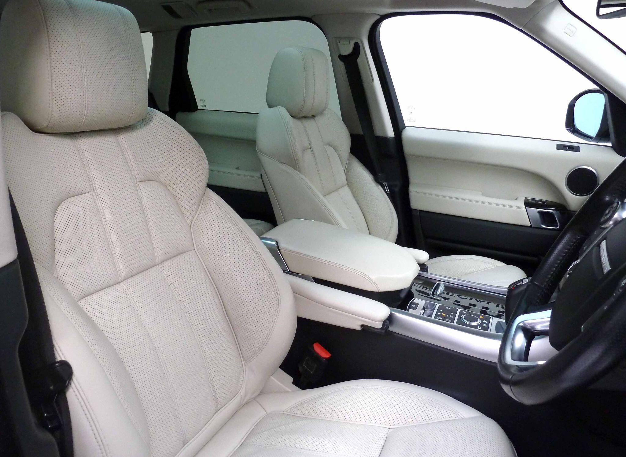 Land Rover Range Rover Sport 3.0 SD V6 HSE   <br/><br/>AUTOBIOGRAPHY DESIGN PACK