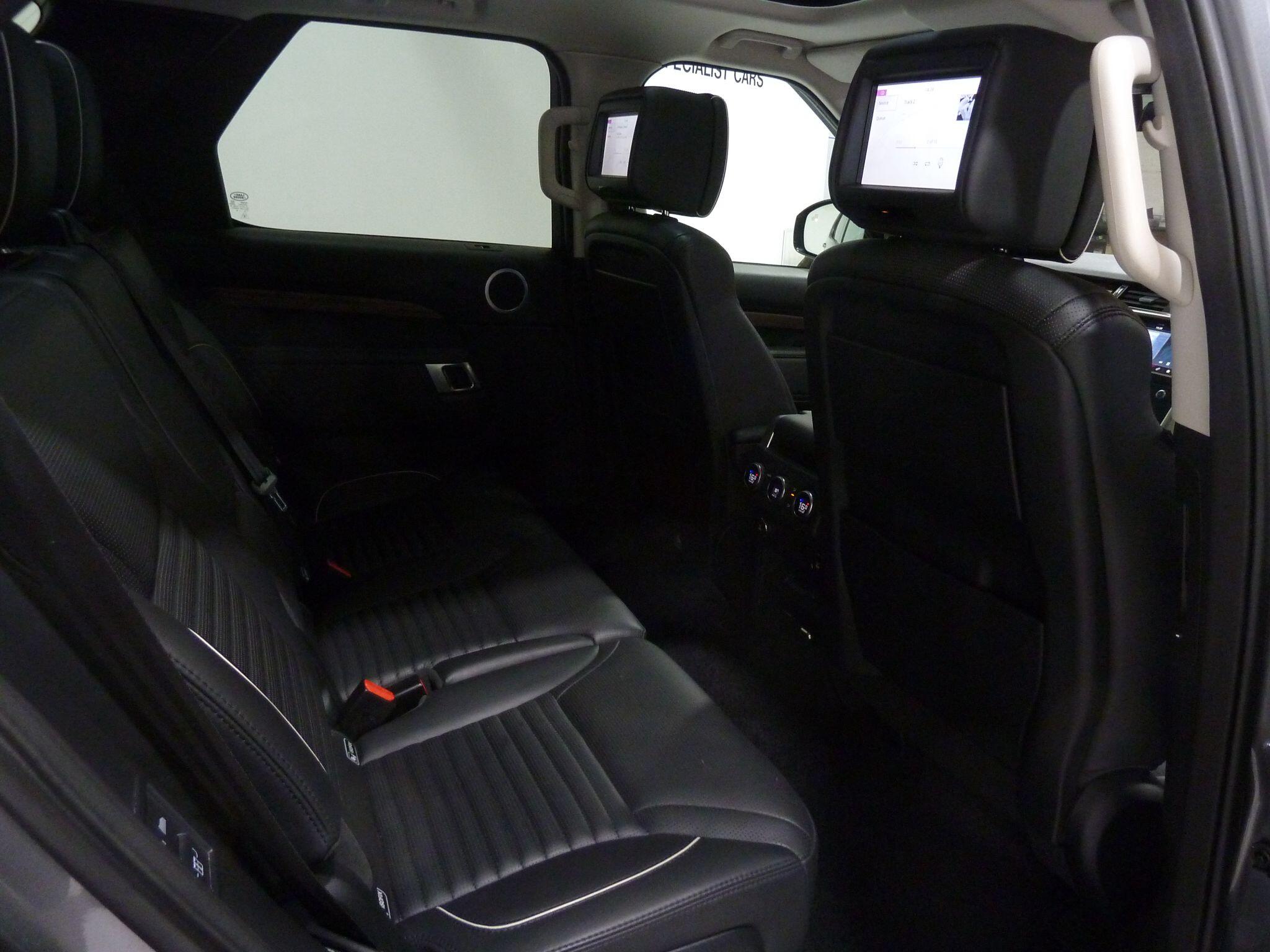 Land Rover Discovery 3.0 SD V6 HSE Luxury   <br/><br/>PAN ROOF + REAR SCREENS