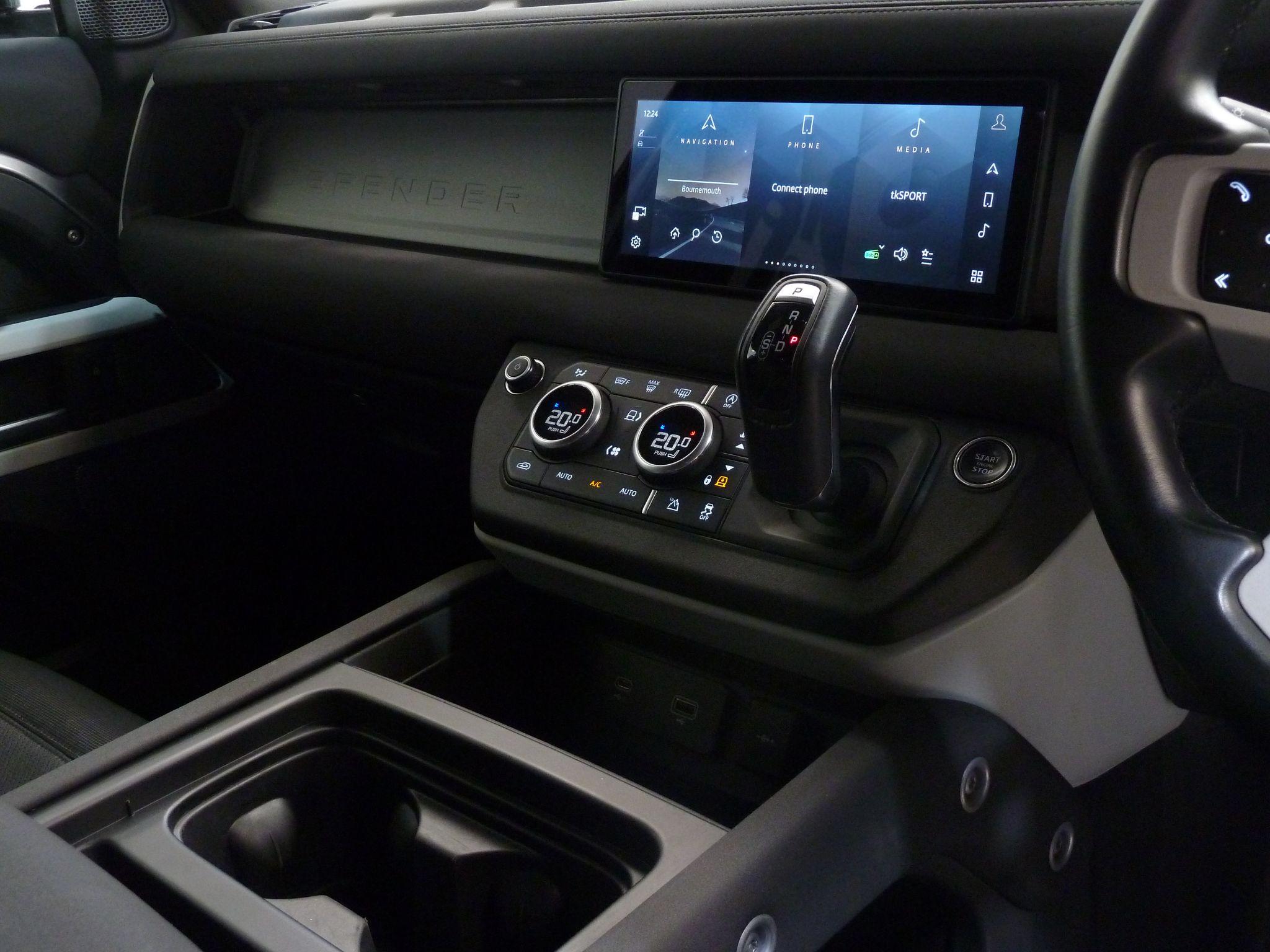 Land Rover Defender 110 2.0 SD4 SE   <br/><br/>PROJEX EDITION + 7 SEATS