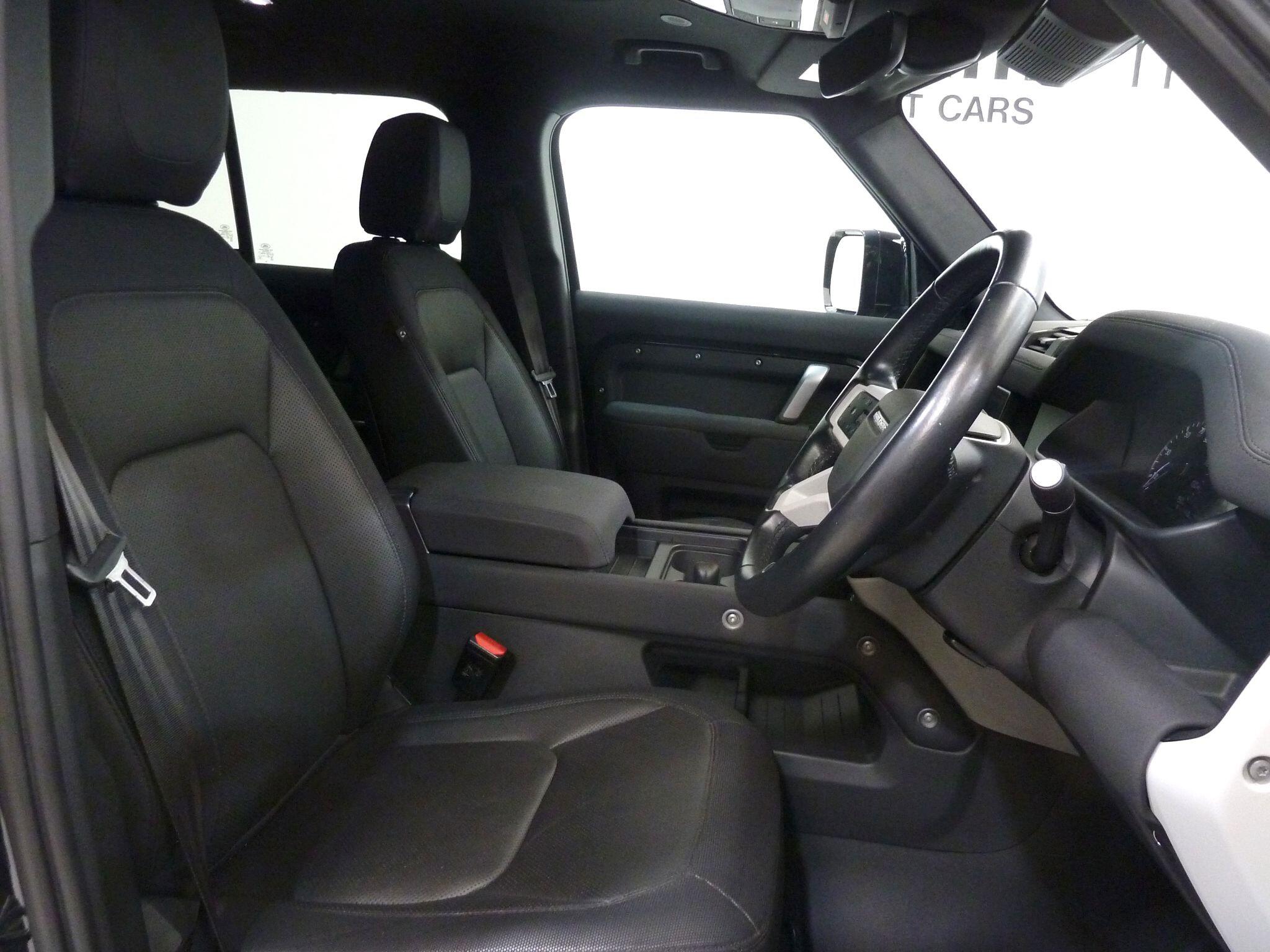Land Rover Defender 110 3.0 D250  X-Dynamic S   <br/><br/>HAWKE BLACK EDITION