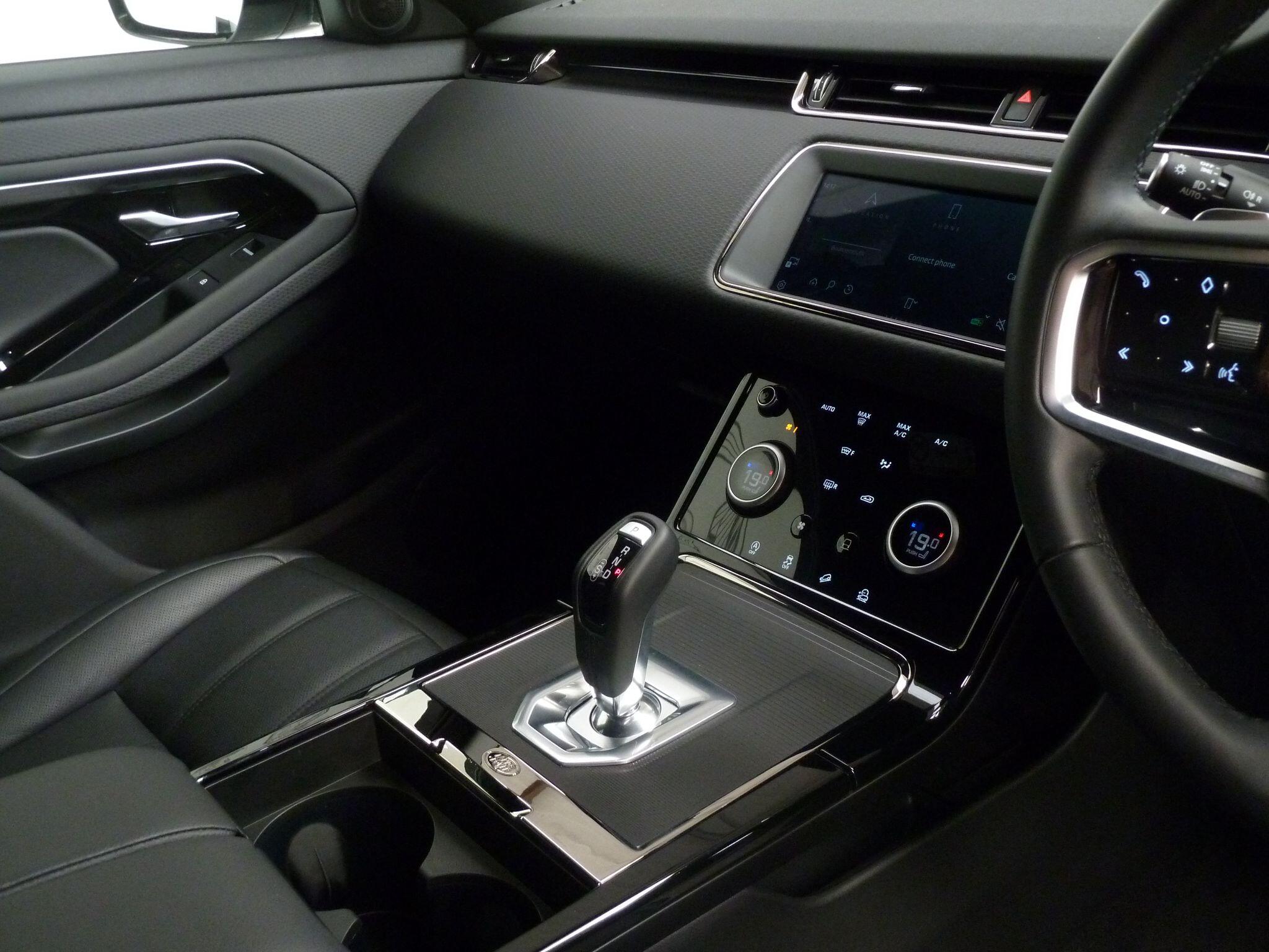 Land Rover Range Rover Evoque 2.0 D200  R-Dynamic SE   <br/><br/>PAN ROOF + BLACK PACK
