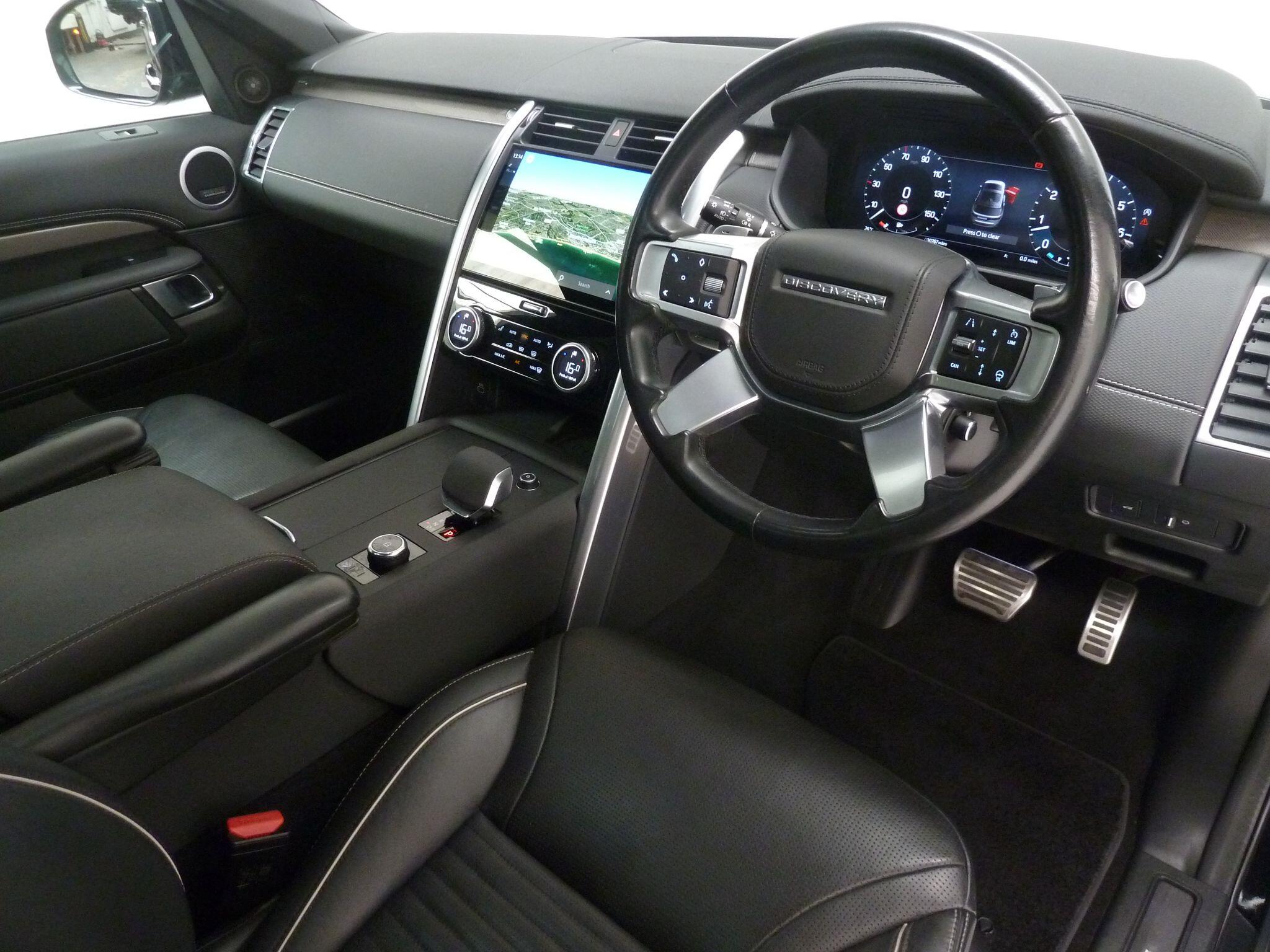 Land Rover Discovery 3.0 P360  Metropolitan Edition   <br/><br/>PAN ROOF + HUD + BLACK PACK
