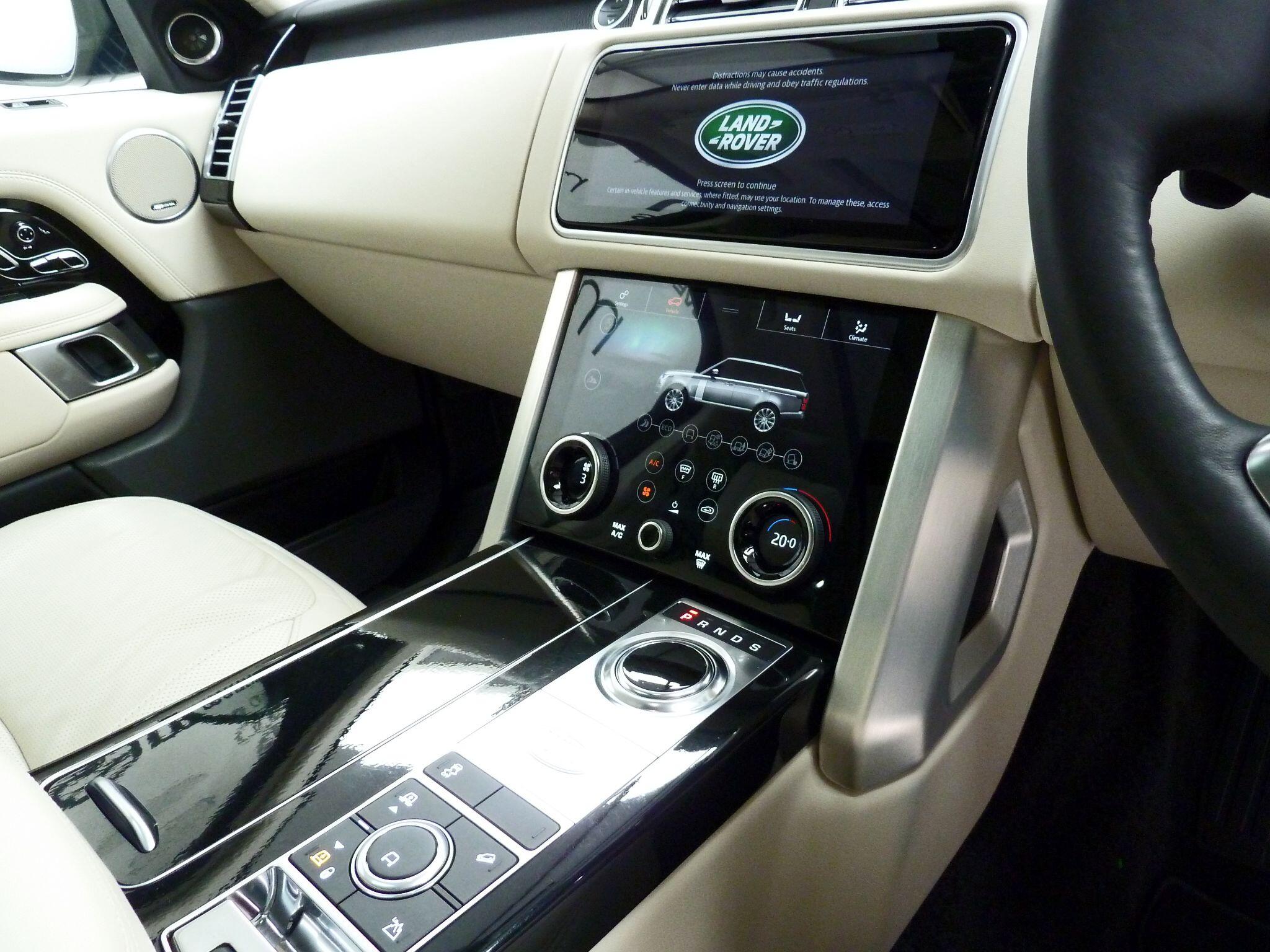 Land Rover Range Rover 3.0 P400  Vogue   <br/><br/>PAN ROOF + BLACK PACK + TV