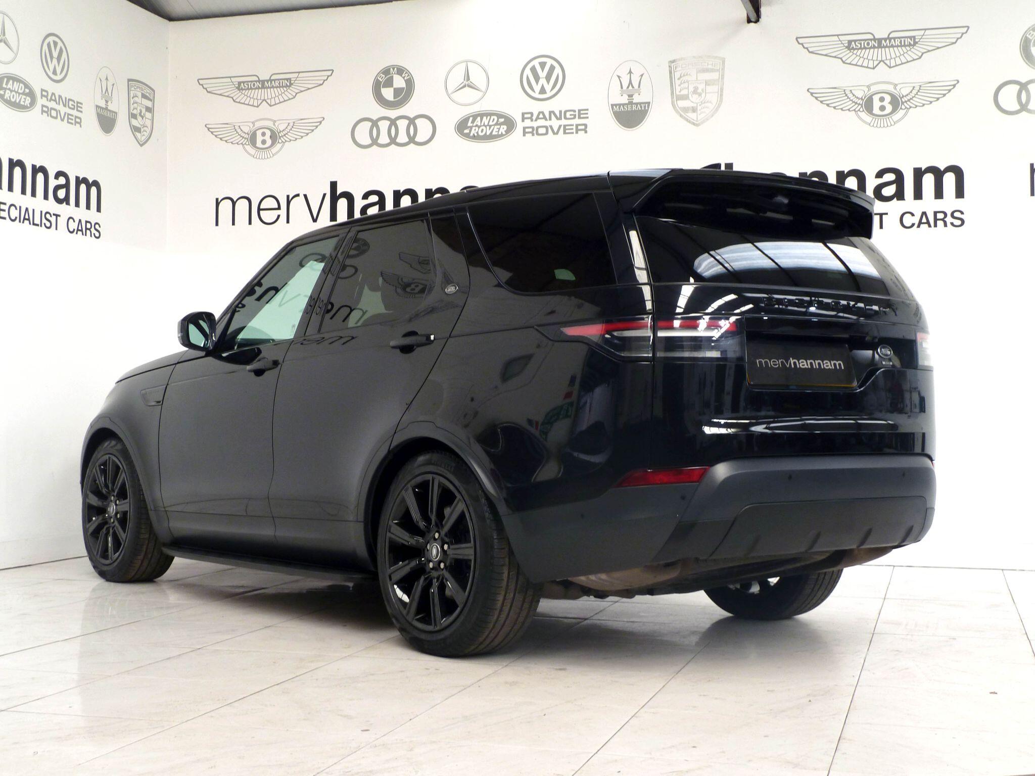 Land Rover Discovery 3.0 SD V6 SE   <br/><br/>STEPS + BLACK EXTERIOR PACK