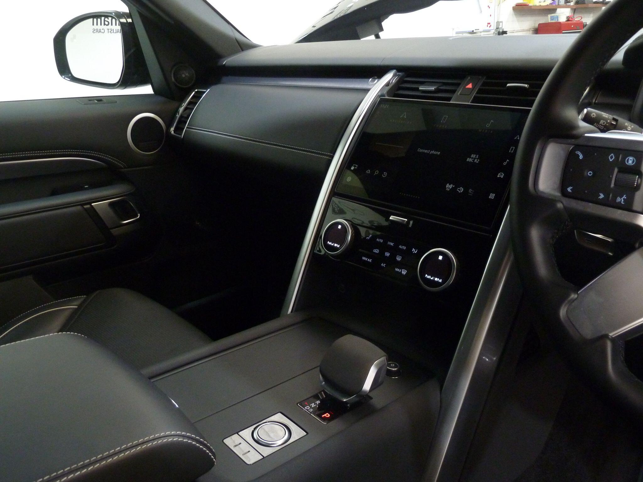 Land Rover Discovery 3.0   Metropolitan Edition   <br/><br/>PAN ROOF + BLACK PACK +HEAD UP