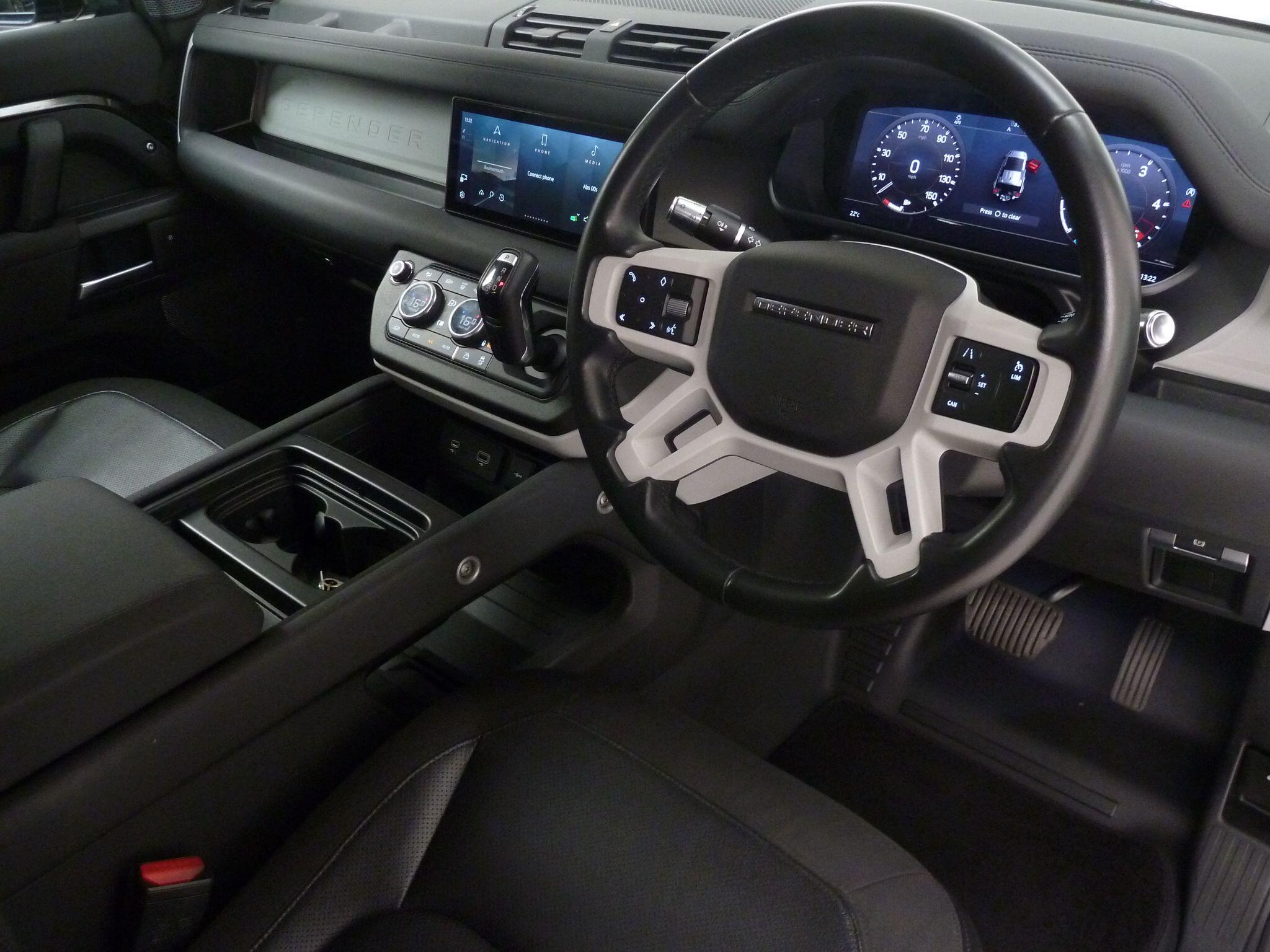 Land Rover Defender 110 2.0 SD4 S   <br/><br/>BLACK DESIGN PACK + STEPS