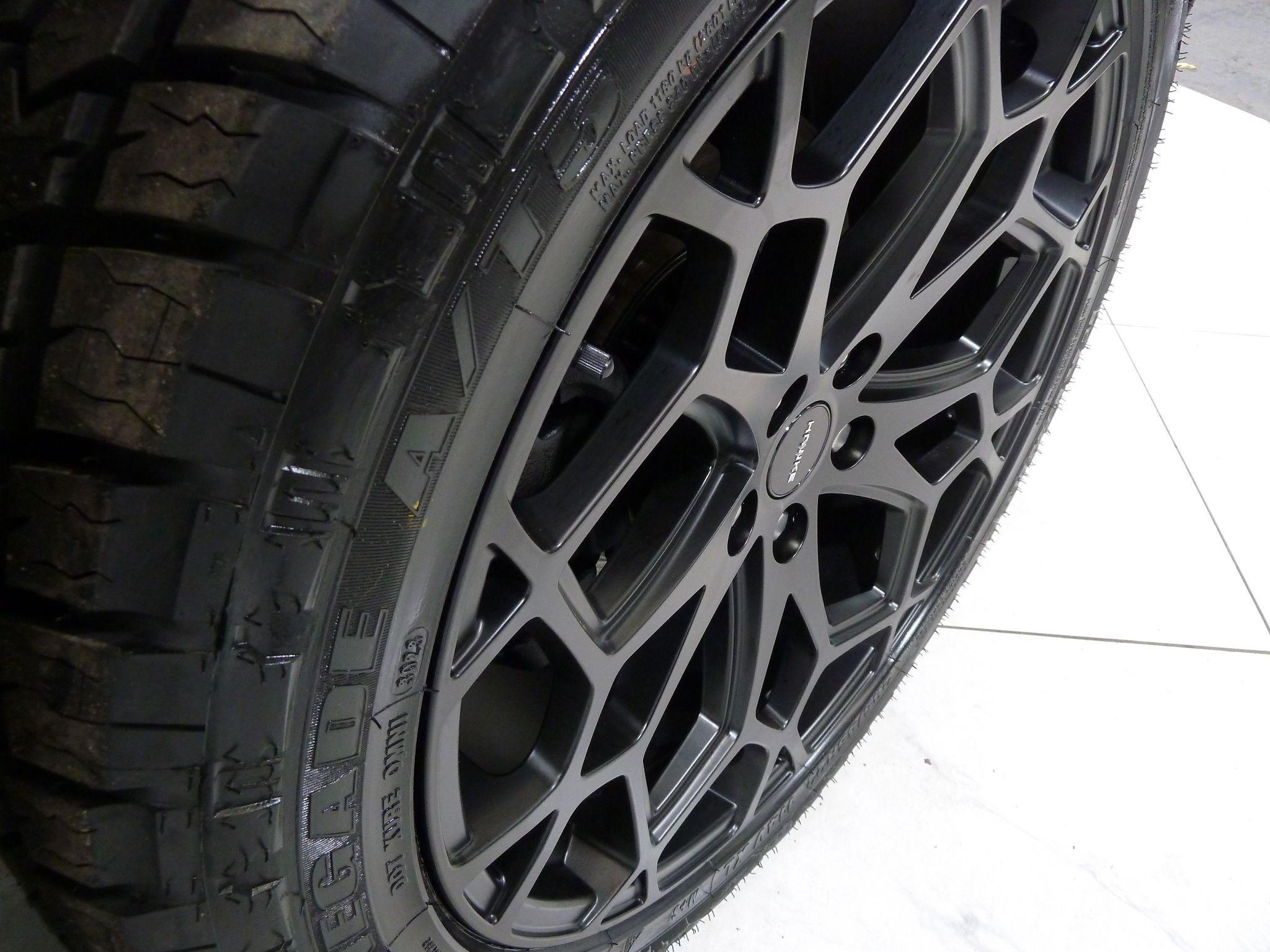 Land Rover Defender 110 3.0 D250  X-Dynamic HSE   <br/><br/>HAWKE BLACK EDITION