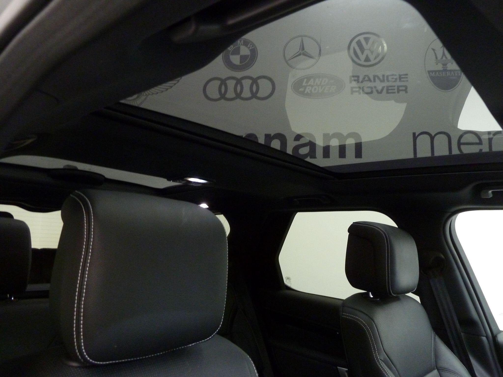 Land Rover Discovery 3.0   R-Dynamic SE   <br/><br/>PAN ROOF + BLACK PACK