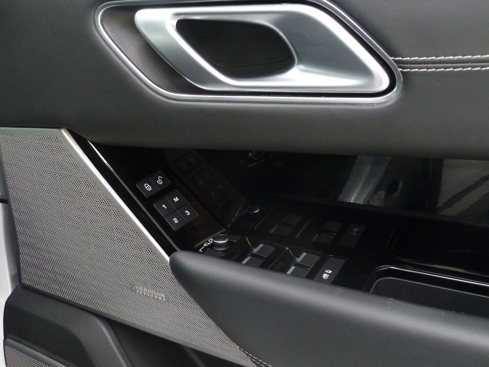 Land Rover Range Rover Velar 2.0 D240 R-Dynamic HSE   <br/><br/>PAN ROOF + BLACK DESIGN PACK
