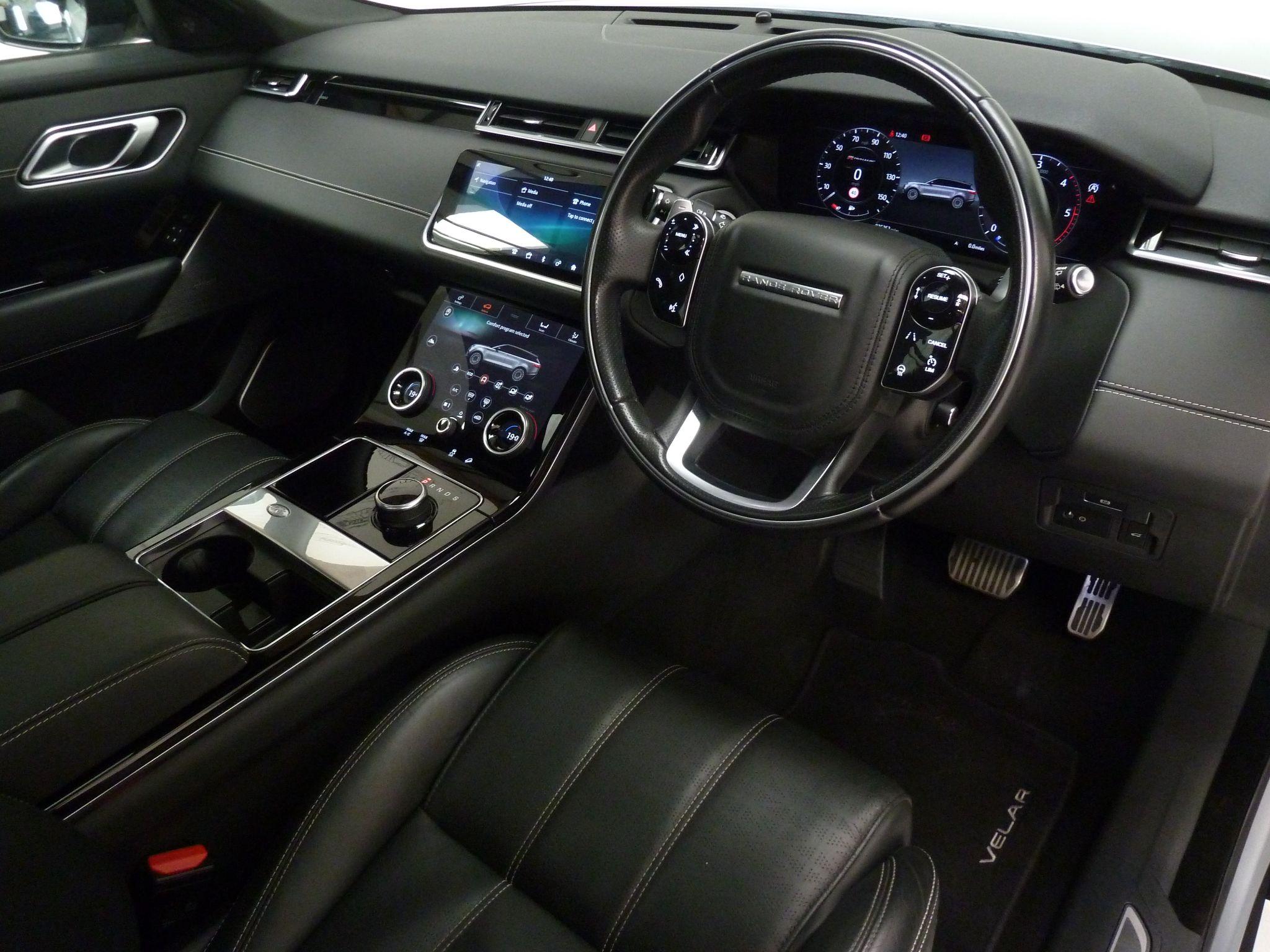 Land Rover Range Rover Velar 2.0 D240 R-Dynamic HSE   <br/><br/>PAN ROOF + BLACK DESIGN PACK