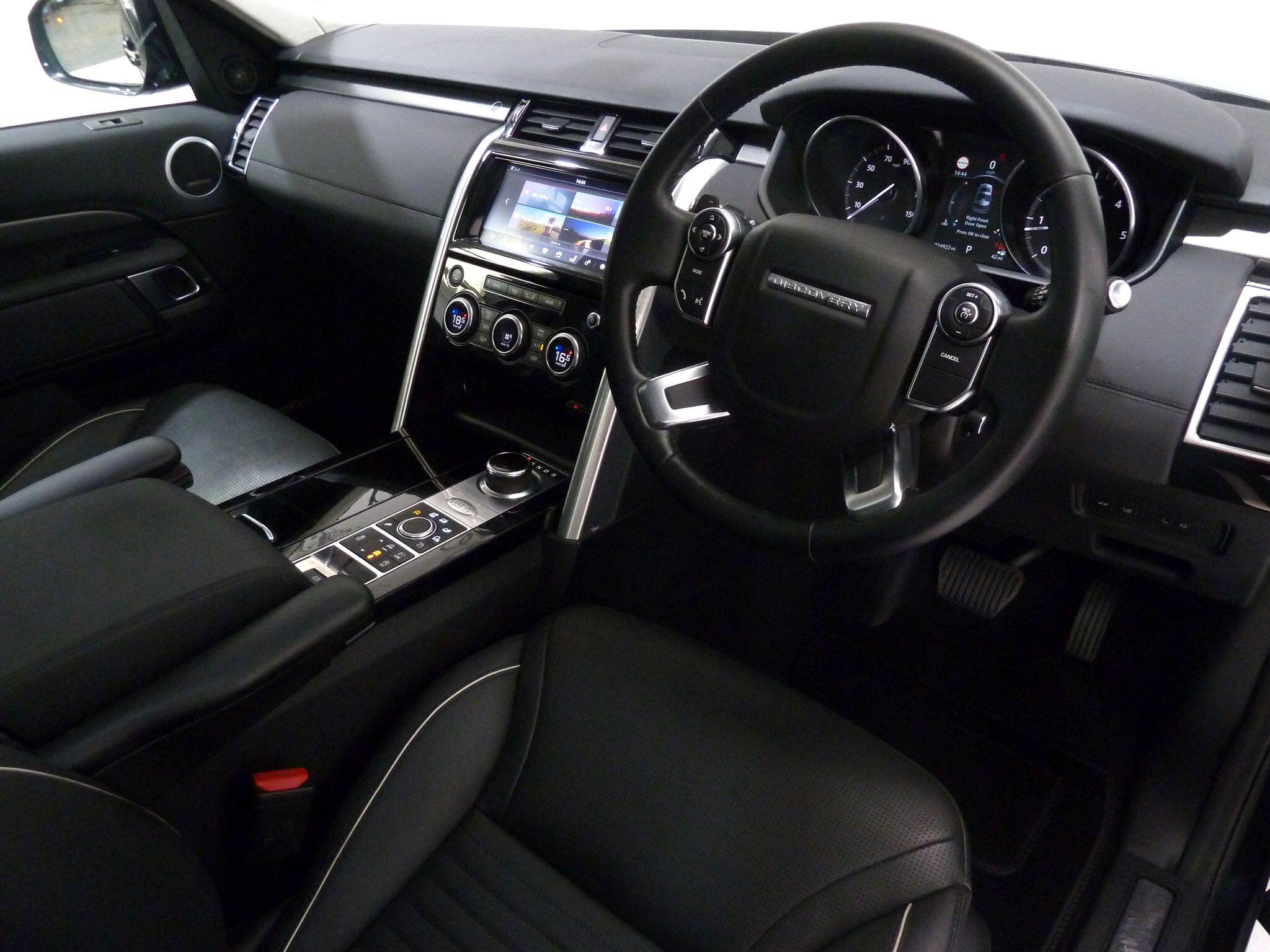 Land Rover Discovery 3.0 TD V6 HSE SUV  Diesel   (258 ps)<br/><br/>PAN ROOF + BLACK PACK + STEPS