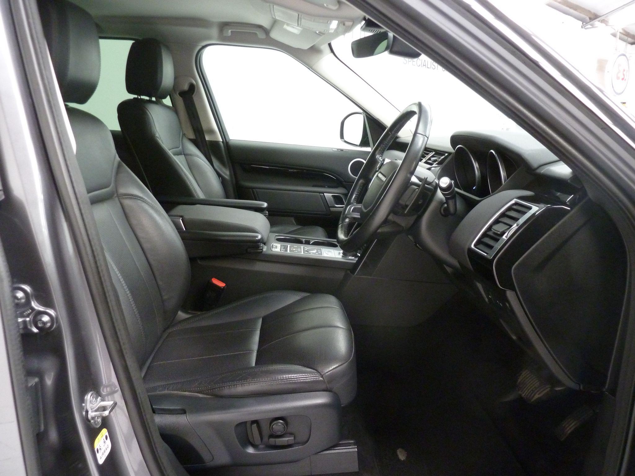 Land Rover Discovery 3.0 SD V6 SE   <br/><br/>BLACK PACK + SIDE STEPS