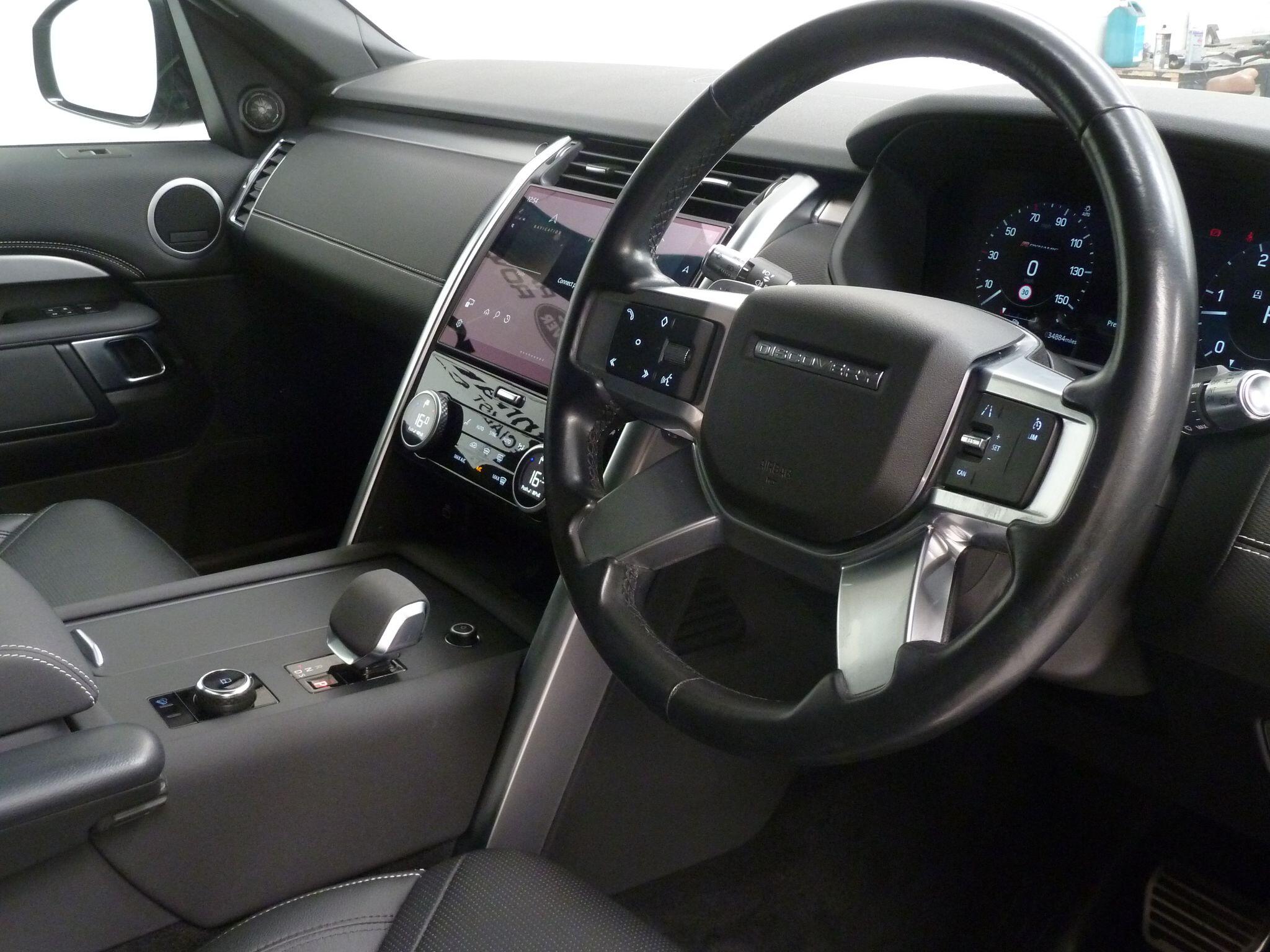 Land Rover Discovery 3.0 D250  R-Dynamic SE   <br/><br/>PAN ROOF + BLACK PACK + STEPS