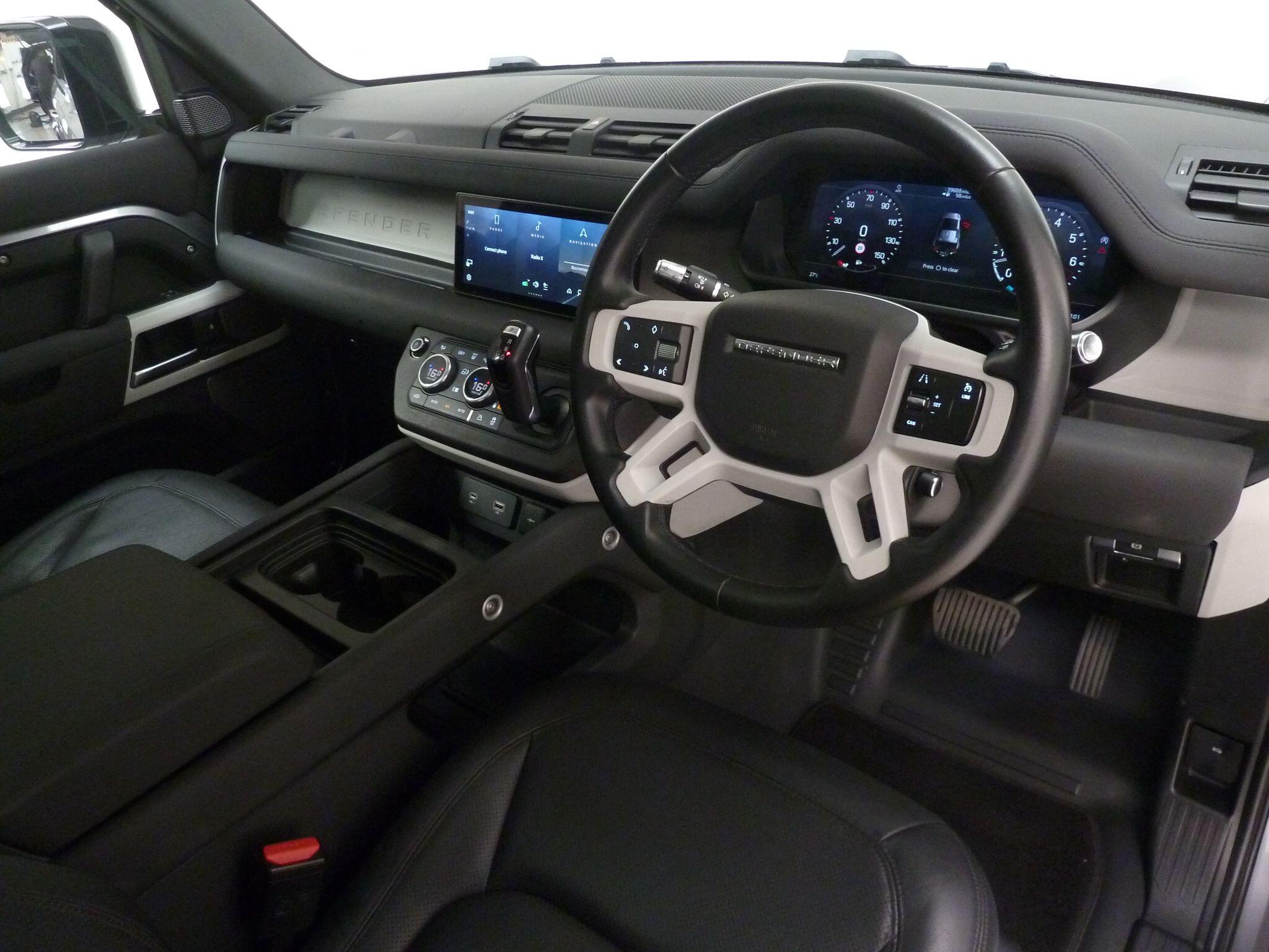 Land Rover Defender 110 2.0 P300 SE   <br/><br/>HAWKE EIGER EDITION