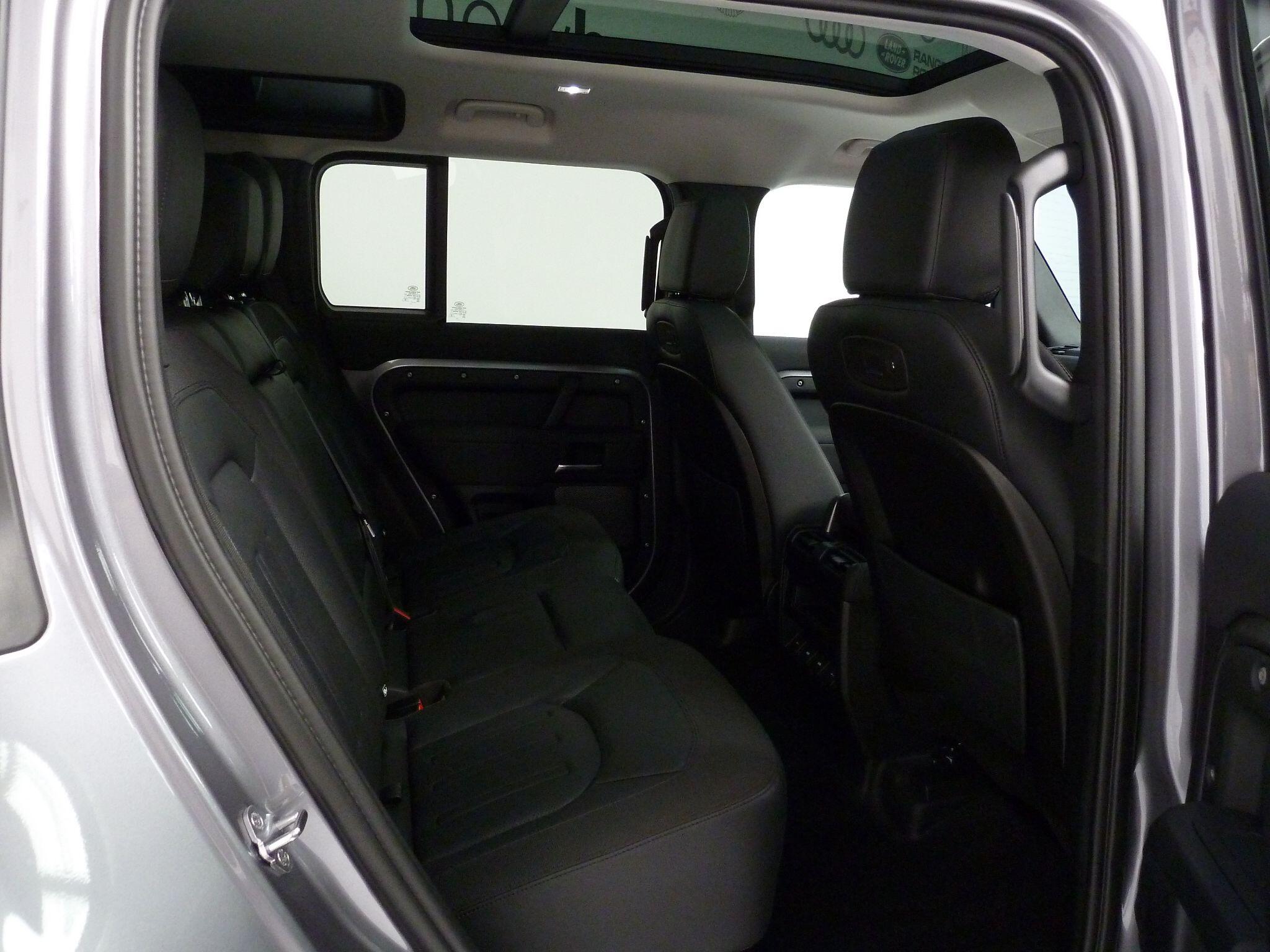 Land Rover Defender 110 2.0 P300 SE   <br/><br/>HAWKE EIGER EDITION