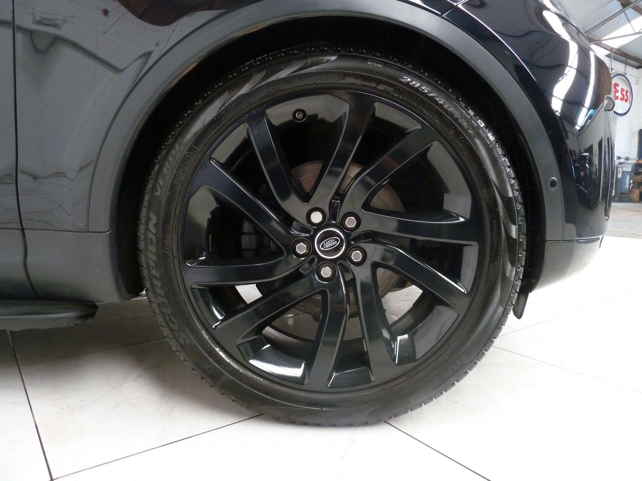 Land Rover Discovery 3.0 SD V6 HSE Luxury   <br/><br/>PAN ROOF + BLACK PACK + STEPS