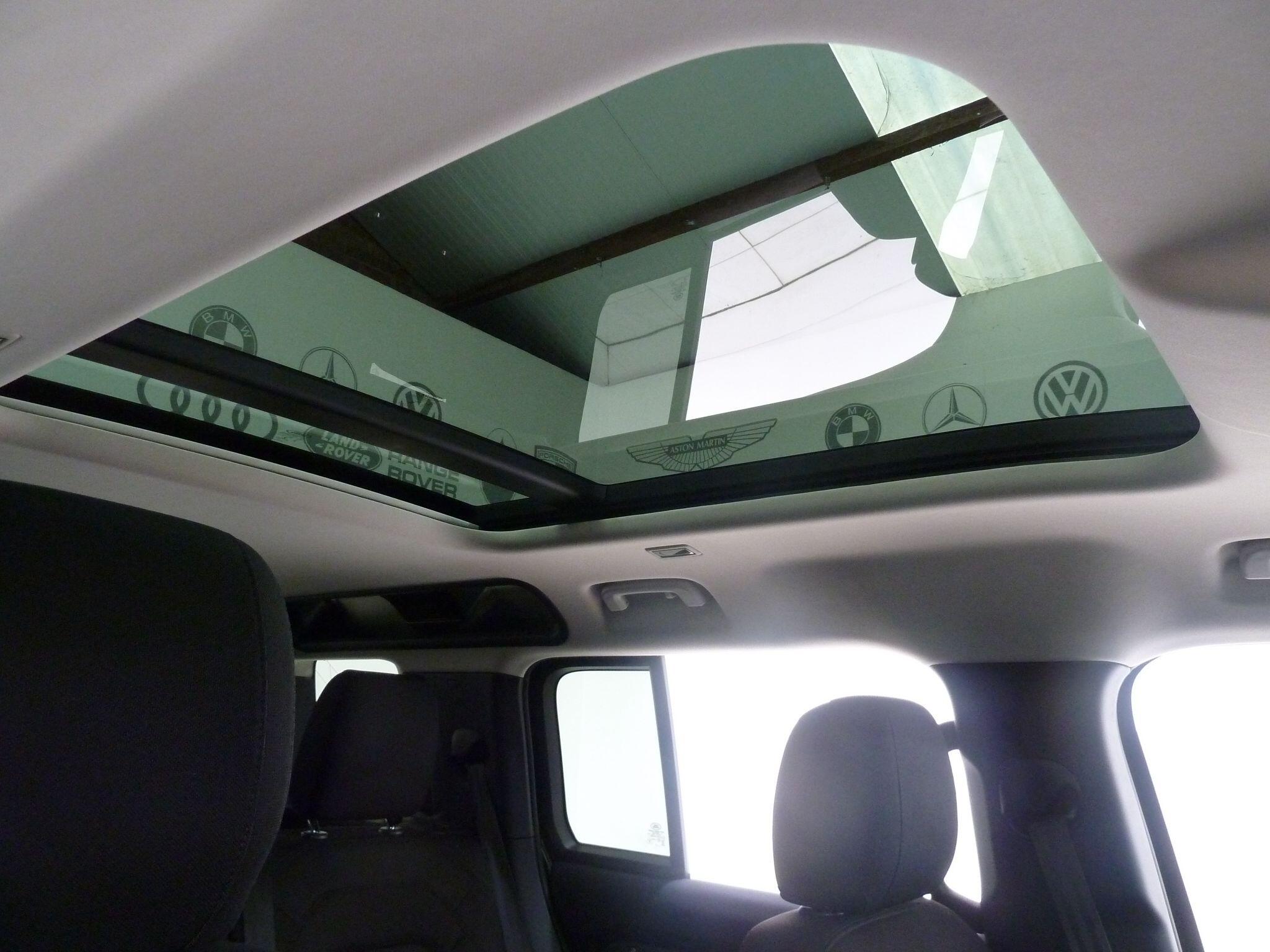 Land Rover Defender 110 2.0 SD4   <br/><br/>PAN ROOF + BLACK PACK + STEPS