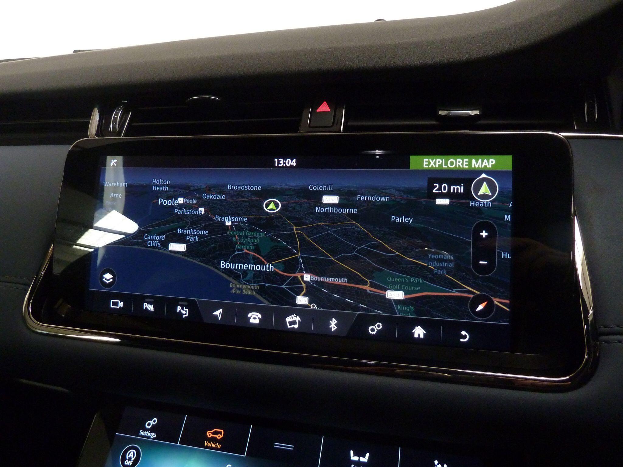 Land Rover Range Rover Evoque 2.0 P200  R-Dynamic SE   <br/><br/>HEATED WHEEL + REVERSE  CAMERA