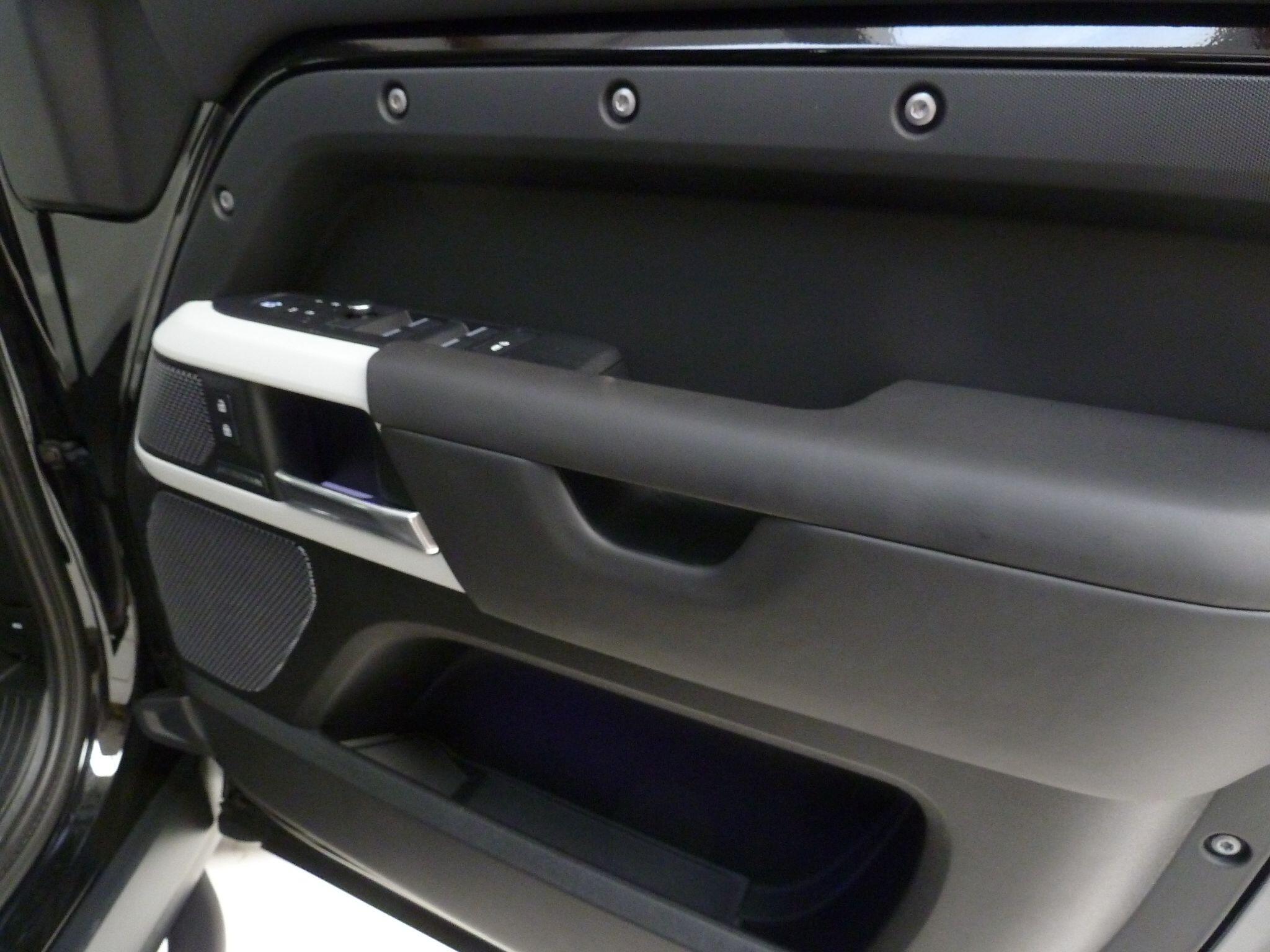 Land Rover Defender 110 2.0 SD4 SE   <br/><br/>PROJEX BLACK EDITION