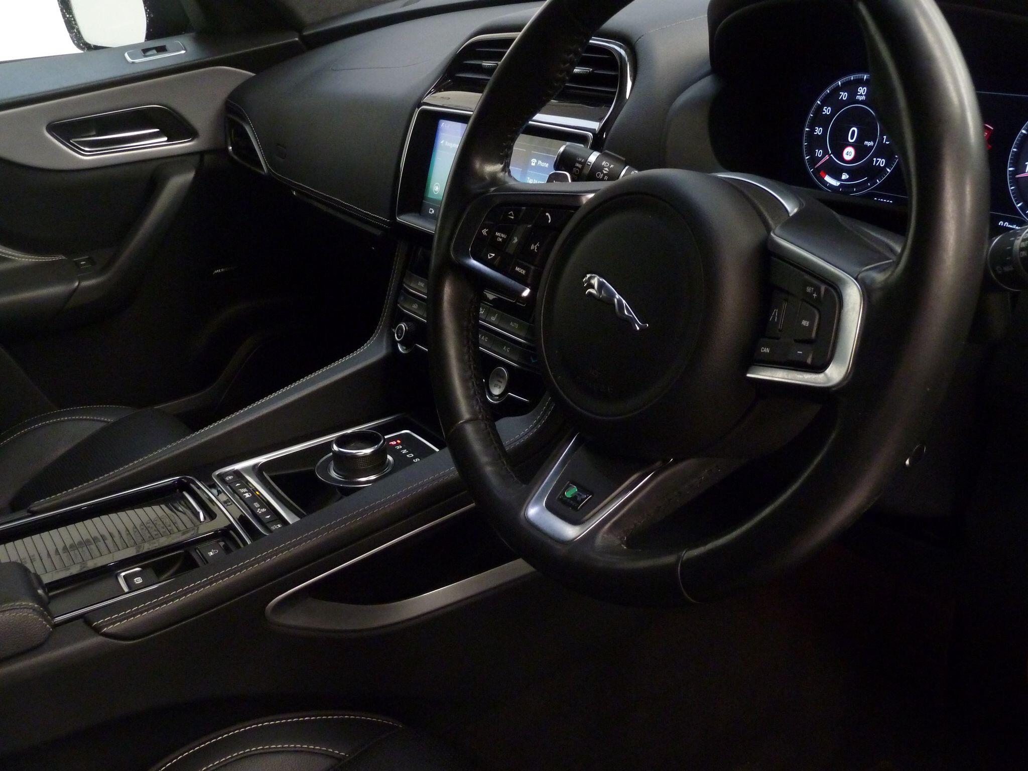 Jaguar F-PACE 2.0 P300 R-SportAWD   <br/><br/>BLACK PACK + 22″ ALLOY WHEELS