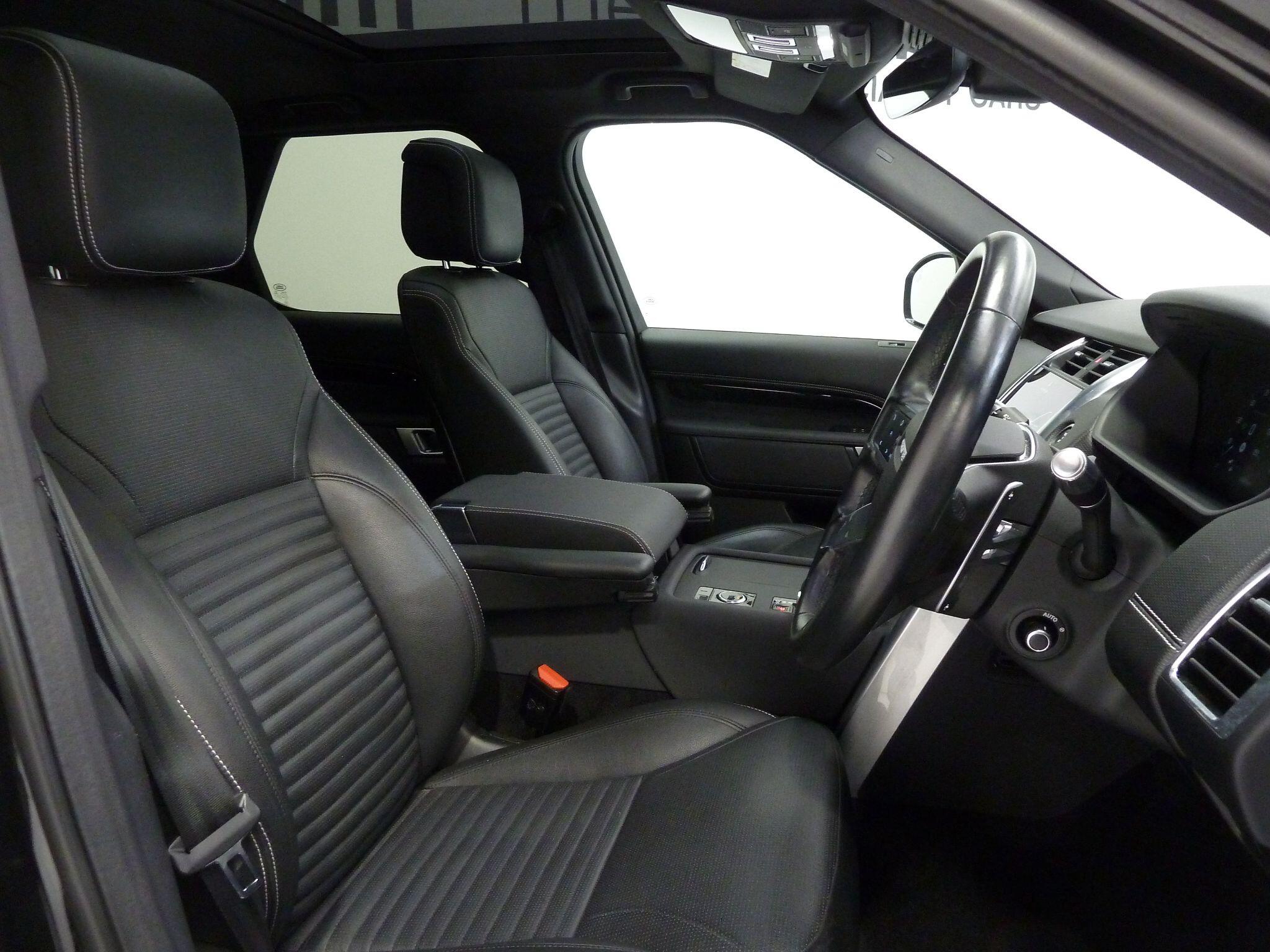 Land Rover Discovery 3.0   R-Dynamic SE   <br/><br/>PAN ROOF + BLACK PACK