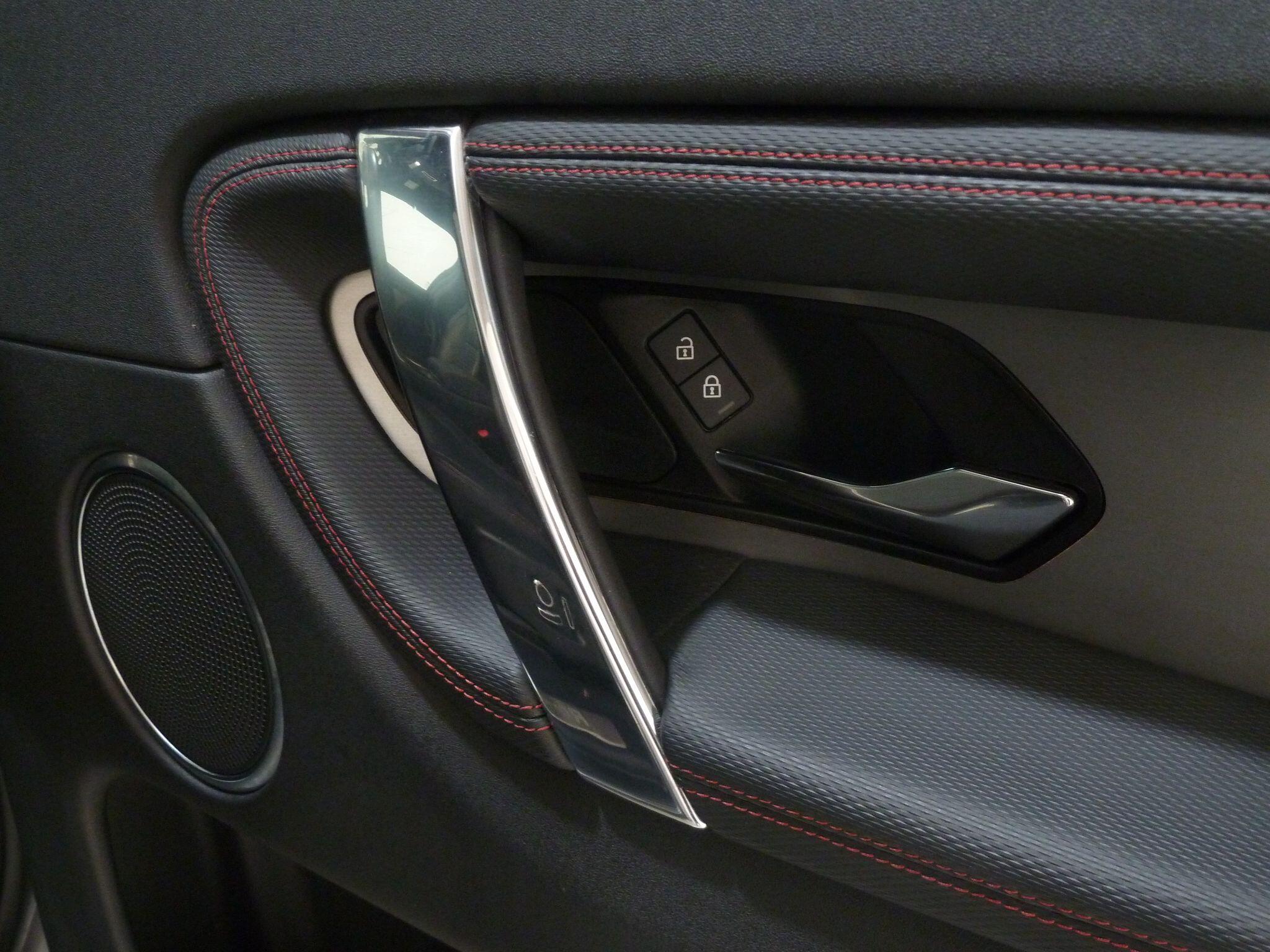 Land Rover Discovery Sport 1.5 P300e 12.2kWh Urban Edition   <br/><br/>PAN ROOF + BLACK PACK