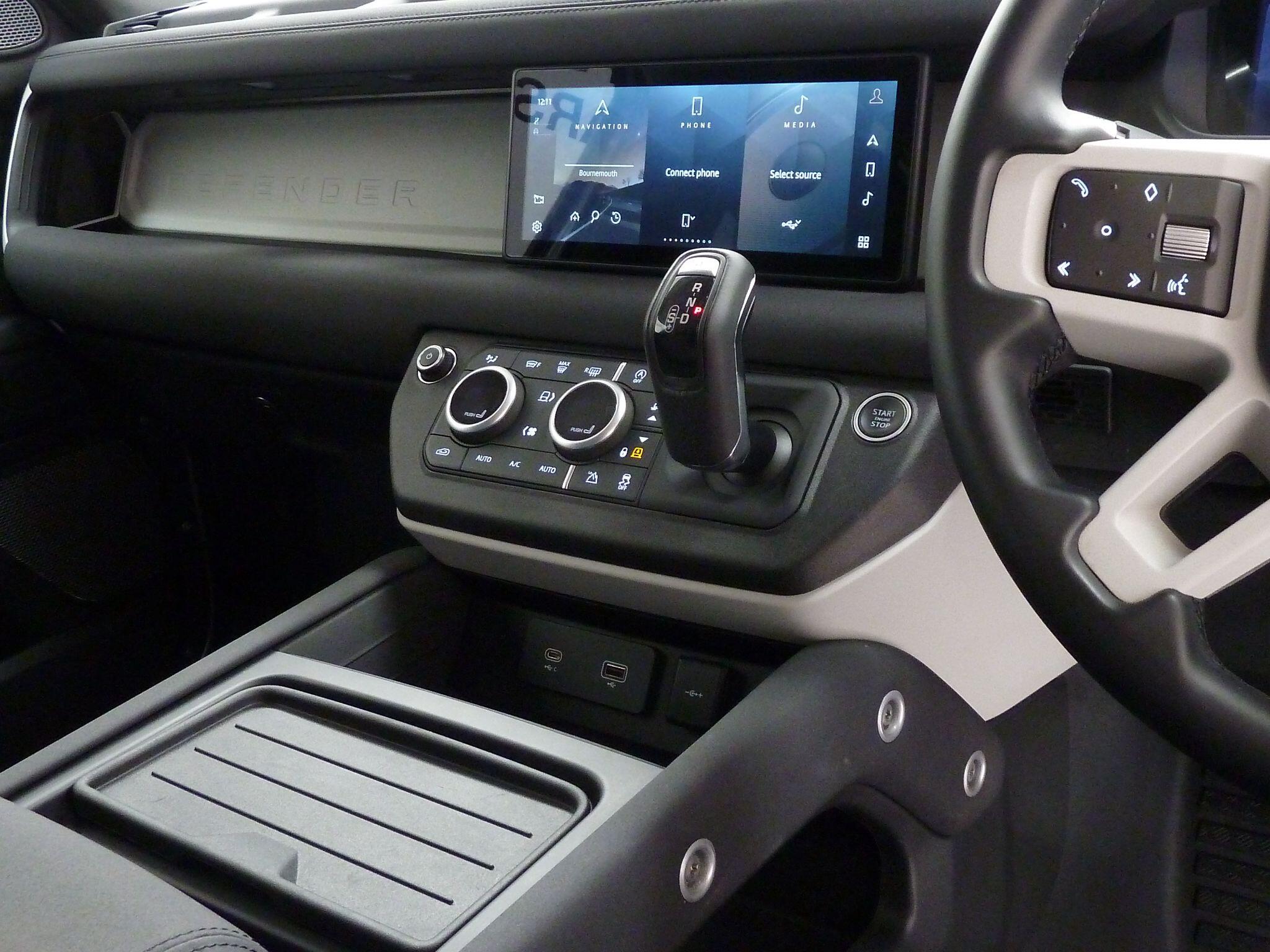 Land Rover Defender 90 3.0 D200  S   <br/><br/>VELARE EIGER EDITION