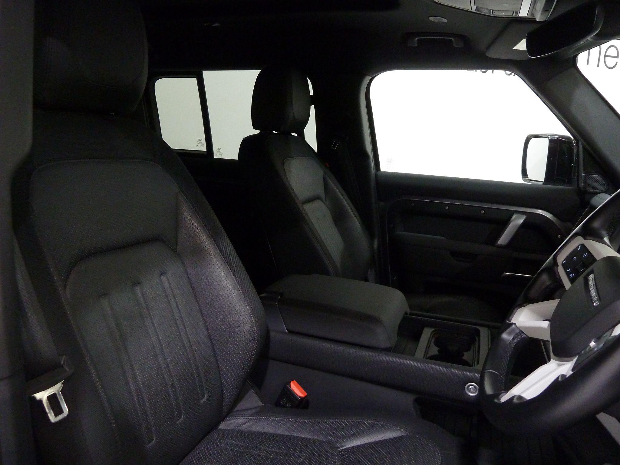 Land Rover Defender 110 3.0   X-Dynamic S   <br/><br/>HAWKE D300 BLACK EDITION