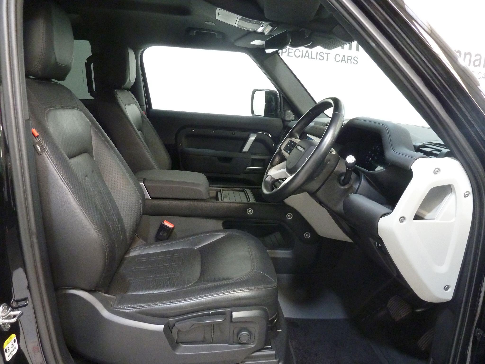 Land Rover Defender 90 3.0 D250  X-Dynamic S   <br/><br/>ROOF LIGHTS +BLACK PACK +STEPS