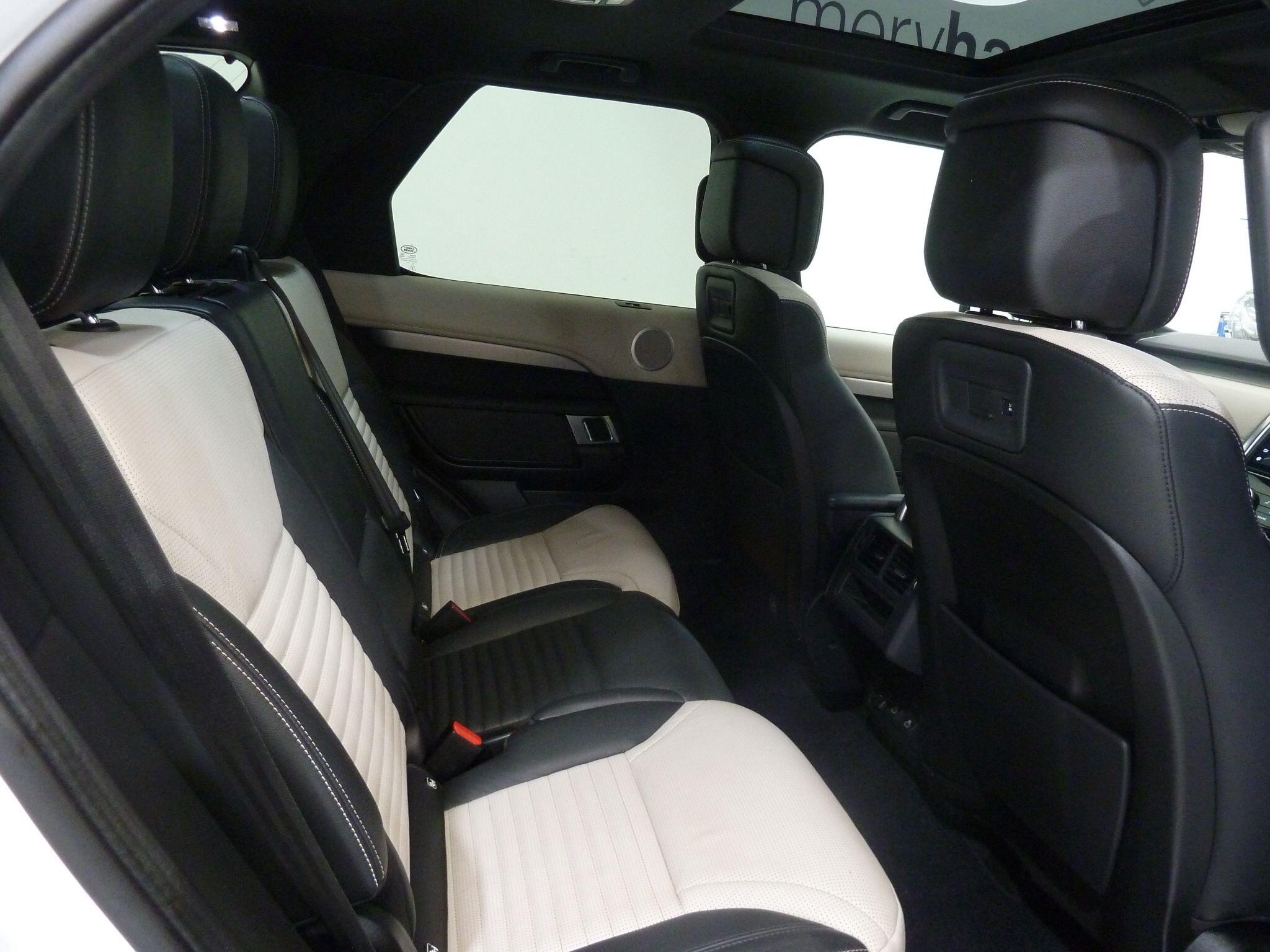 Land Rover Discovery 3.0   Metropolitan Edition   <br/><br/>PAN ROOF + BLACK PACK + STEPS